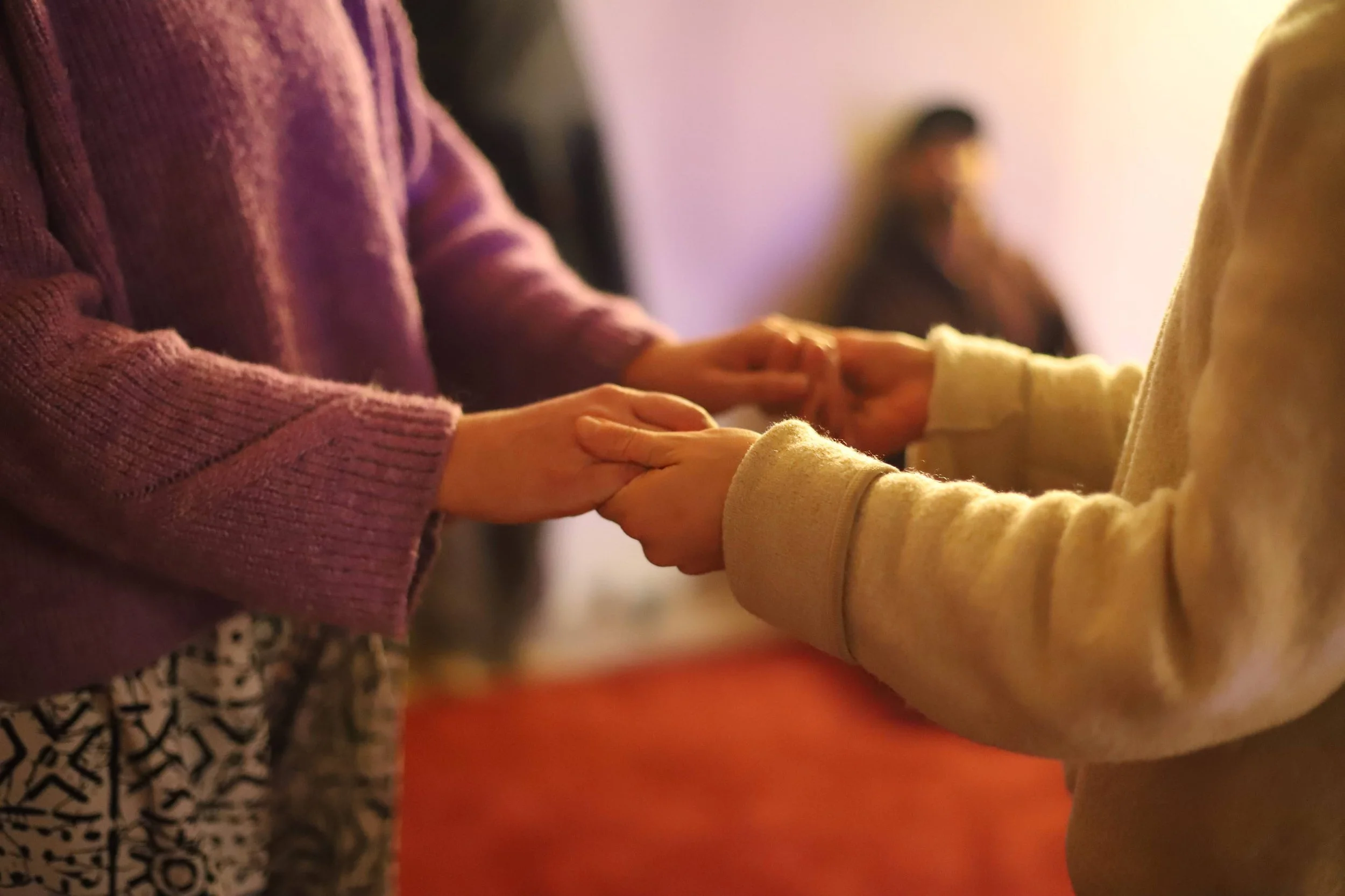 Illustration représentant le cycle naturel des plantes, incluant le soleil, la médecine naturelle, la nutrition, la méditation, et des éléments comme une plante en croissance, un citron, un mortier avec des feuilles, une bouteille de remède et un symbole de soin de santé.