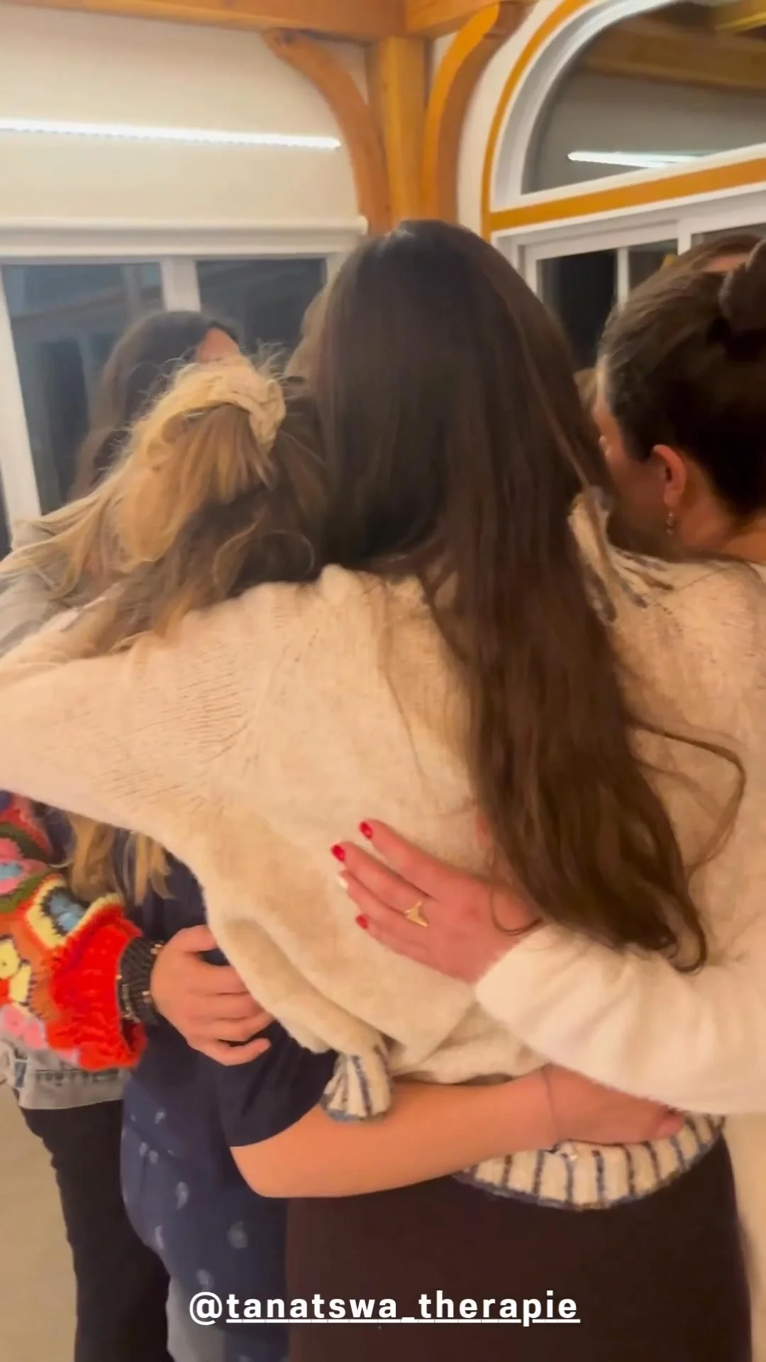 ✨ Merci janvier ✨

Janvier a &eacute;t&eacute; un passage. Un seuil.
Un temps suspendu o&ugrave; quelque chose, en moi, a commenc&eacute; &agrave; na&icirc;tre.

Une retraite de femmes, cr&eacute;&eacute;e et tenue avec beaucoup de douceur par @sabri