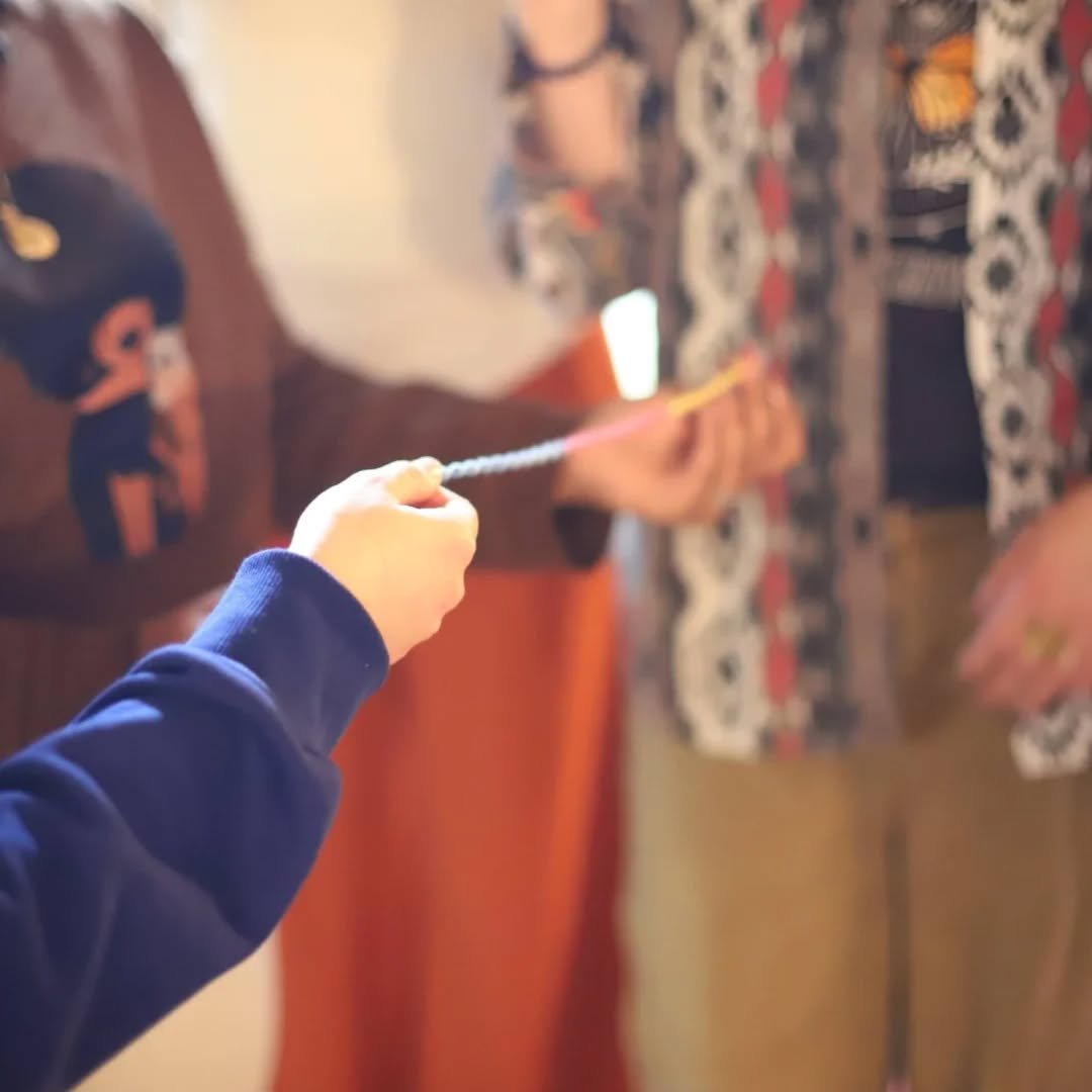 Je voulais rendre tout le monde heureux, mais j&rsquo;avais oubli&eacute; que j&rsquo;en faisais partie.&rdquo;

Lors de l&rsquo;atelier de mercredi, quelque chose s&rsquo;est lib&eacute;r&eacute;.
Nous avons coup&eacute; ces loyaut&eacute;s invisibl