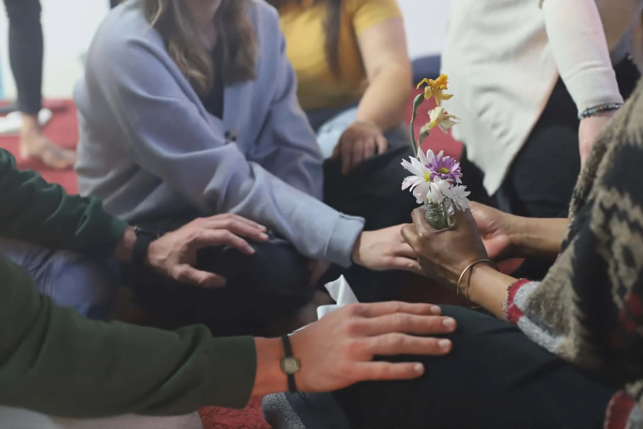 Formation – Initiation aux Constellations Familiales Soirée — Le rôle du corps comme boussole du non-dit