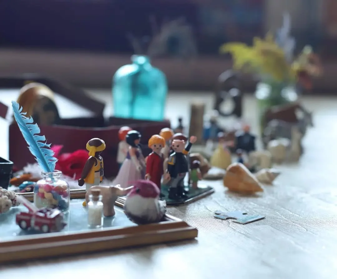 En constellation individuelle, nous utilisons des objets pour repr&eacute;senter les membres de ton syst&egrave;me familial.
Et ce qui me fascine chaque fois, c&rsquo;est qu&rsquo;ils ne restent jamais de simples objets&hellip;

Tu te sens appel&eacu