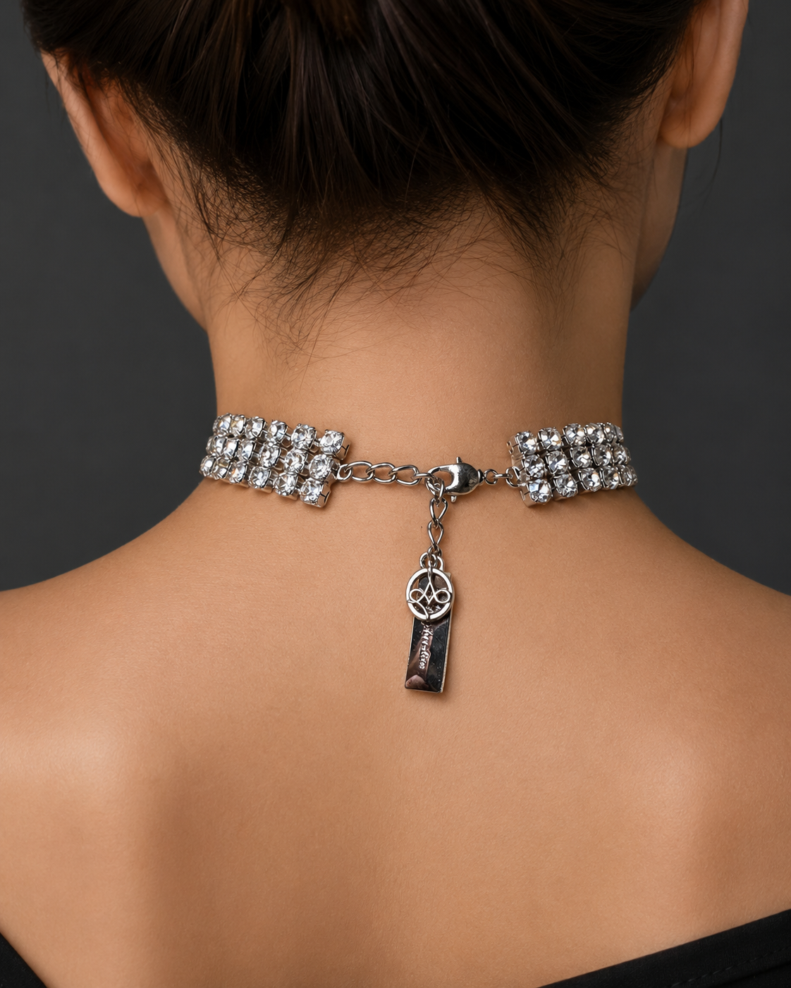 TRIPLE NECKLACE BACK MODEL.png