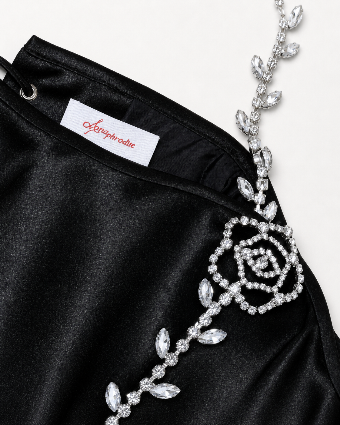 T05 BLACK SATIN DETAIL3.png