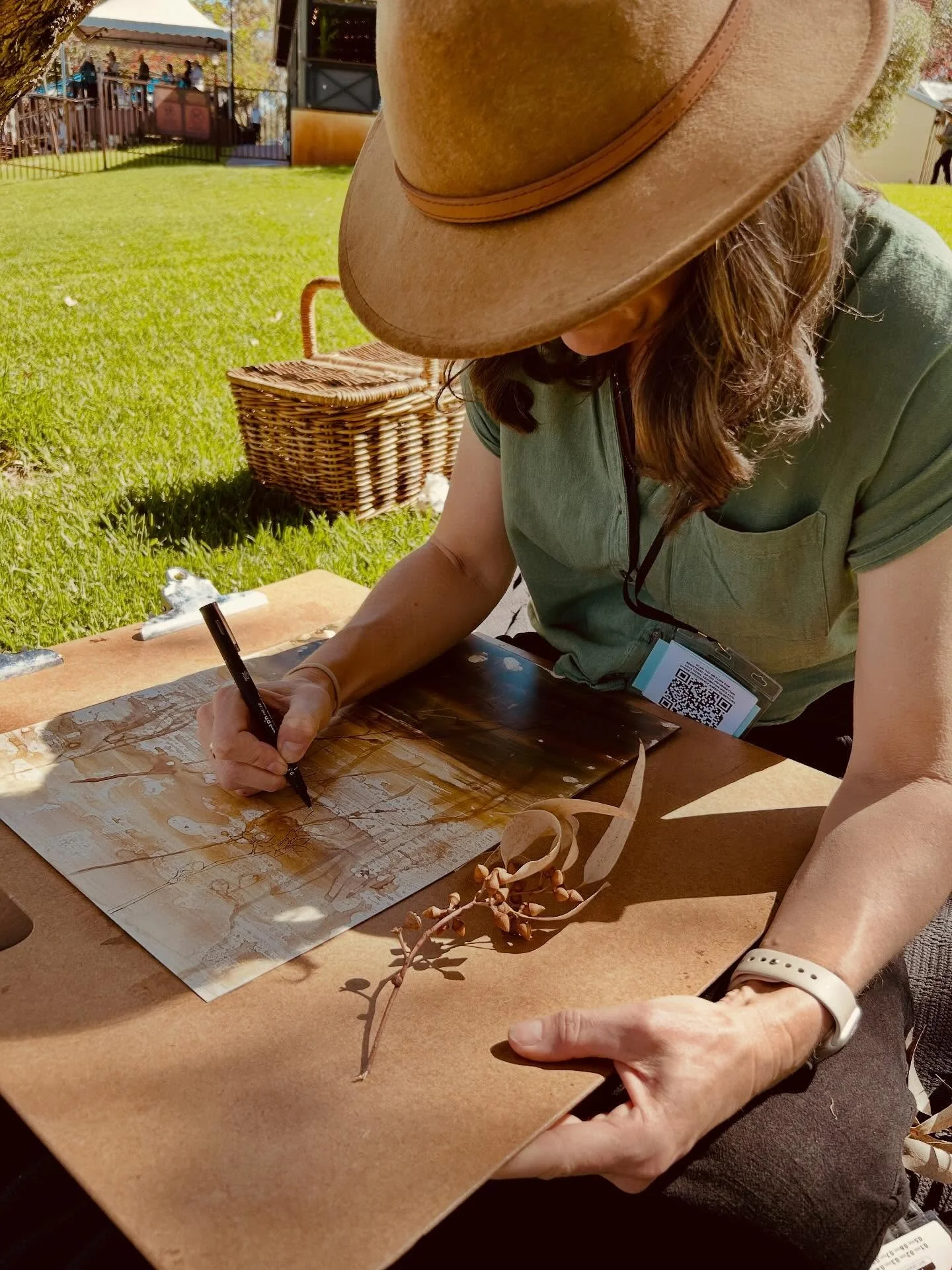 Little capture of my morning participating in @pleinairdownunder festival. An ink study of Eucalyptus rudis - flooded gum on the banks of @ravenswoodhotel. Thanks to lovely seasoned Plein Air artists that embraced me and my different approach to Land