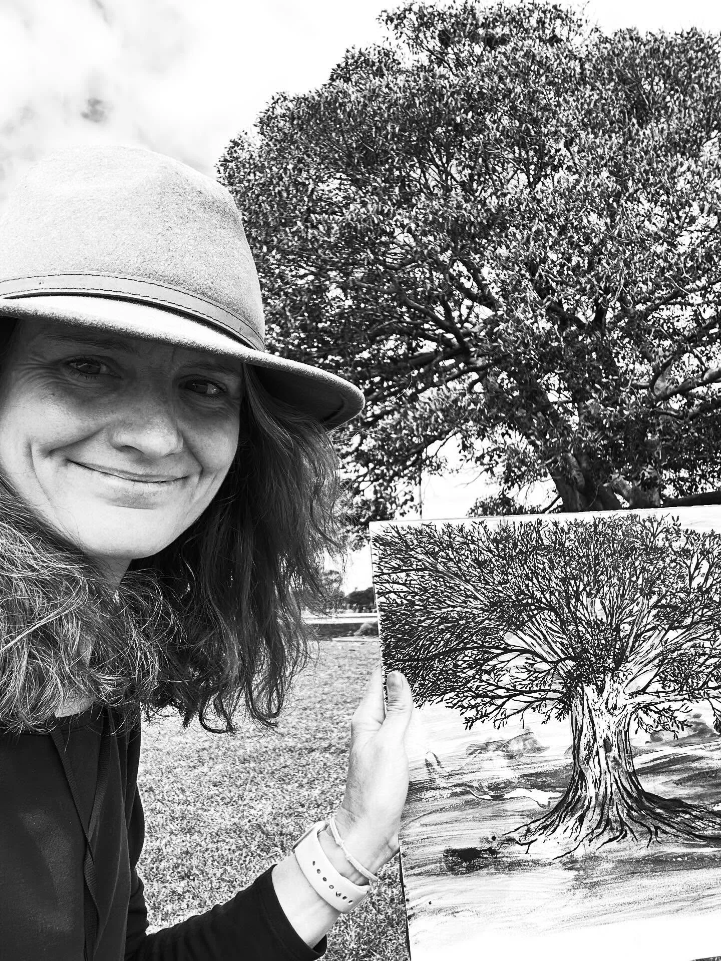 And that is a wrap for my 3rd day of taking part in @pleinairdownunder and the first day of the weekend festival. Scroll to see my rather unique approach to painting opening air&hellip;no easels, no chair&hellip;keeping grounded 🤣 🌳 close to my ❤️,