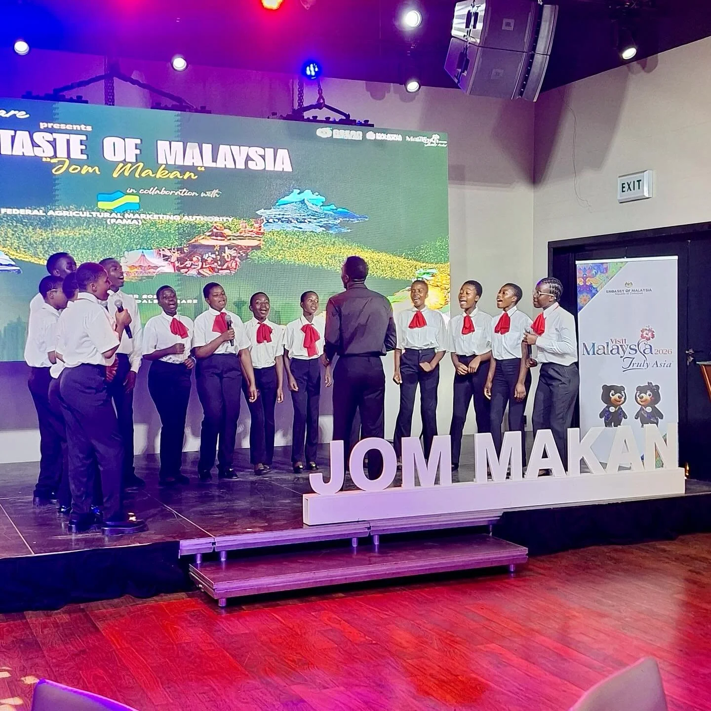 Dzikwa Trustin kuoro Malesian Jom Makan -vastaanotolla 15.10.2025. Laulut sujuivat hienosti malajin kielell&auml; 🤩 Jom majan tarkoittaa
&quot;Sy&ouml;d&auml;&auml;n yhdess&auml;&quot;. Saimme maistaa jopa durian-hedelm&auml;&auml; Malesiasta 🇲🇾

