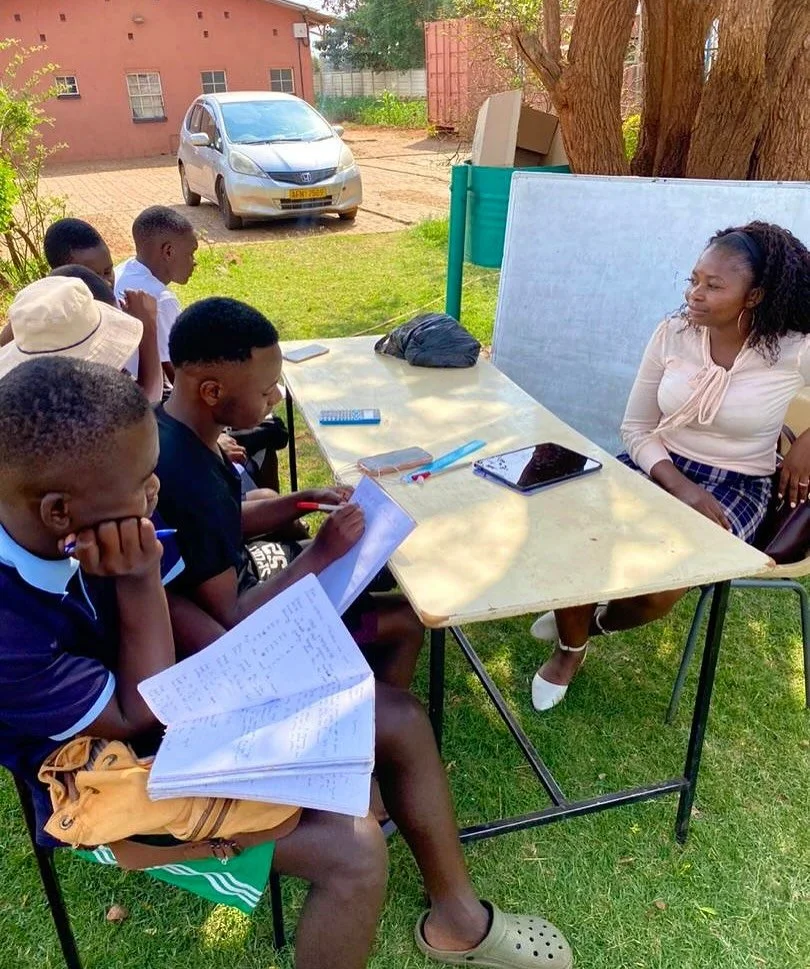 Letwin Chakanetsa piipahti Zimbabwessa ja tuli k&auml;ym&auml;&auml;n my&ouml;s toimintakeskuksella, jossa h&auml;n opetti lapsille kiinaa ja kertoi vanhemmille opiskelusta Kiinassa. 🇨🇳🇿🇼 Letwin on itse valmistunut tilintarkastajaksi kiinankielis