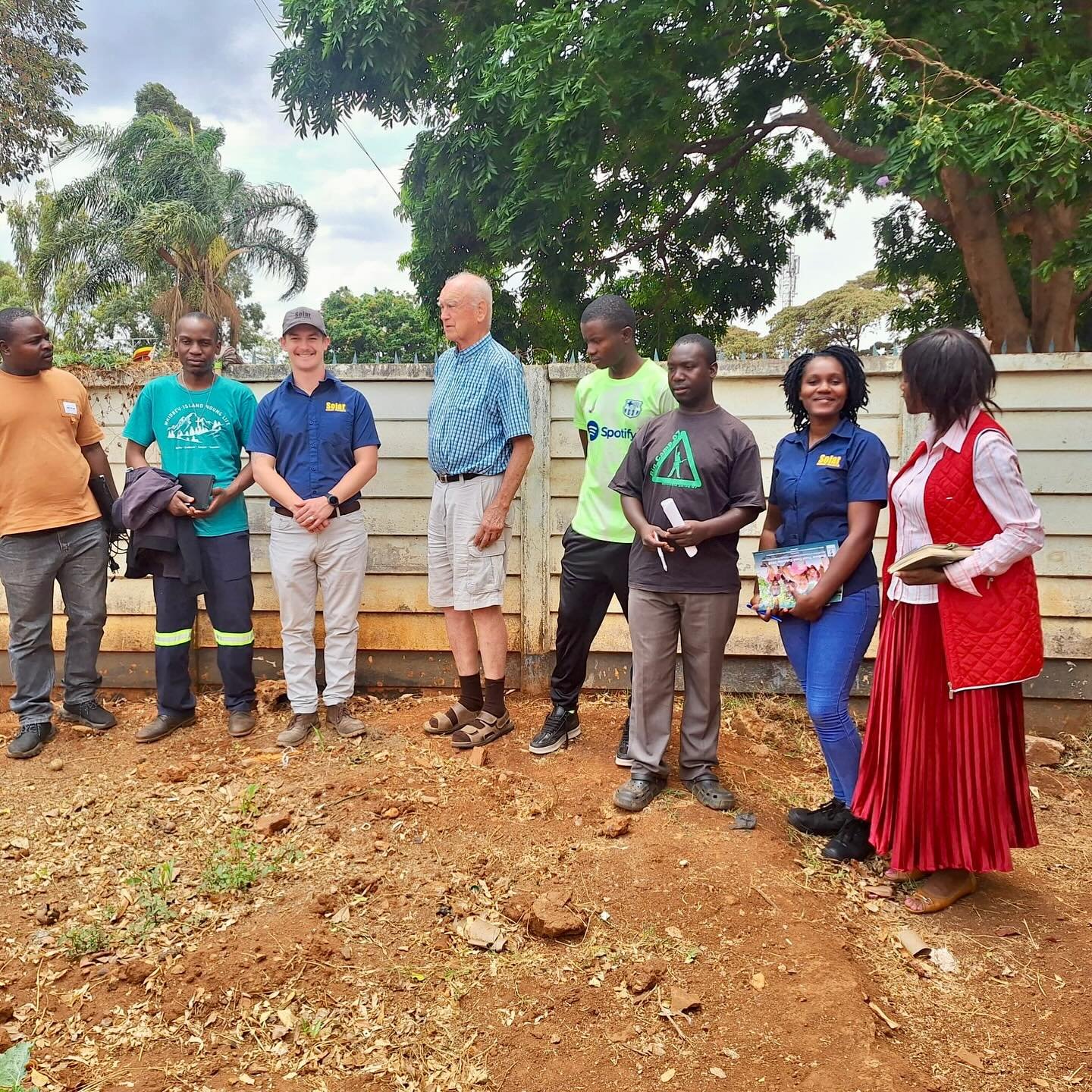 Solar Energy -projektiamme toteuttavan firman edustajat Max ja Andyona k&auml;viv&auml;t tarkistamassa systeemin. Hyvin toimii! Jo nyt kuukausis&auml;&auml;st&ouml;j&auml; on kertynyt useita satoja dollareita, kun verkkovirtaa ei juuri tarvita ja ost