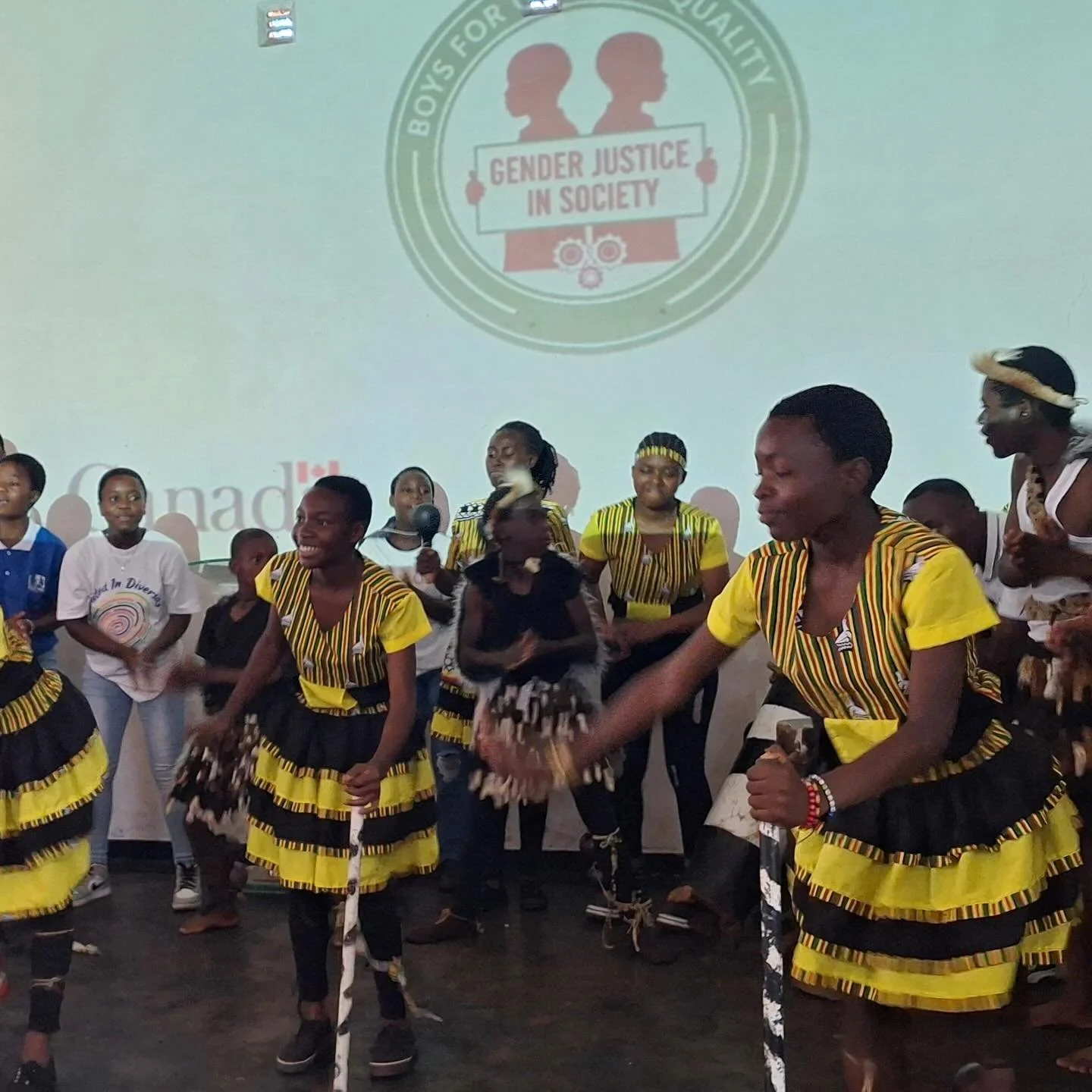 Perjantaina 28.11. juhlistimme uutta hanketta Kanadan suurl&auml;hettil&auml;&auml;n Adler Aristilden kanssa. Paikalla oli 9 koulun poikia ja opettajia, opetusministeri&ouml;n edustajana Hararen maakunnan koulutoimen johtaja J. Mupunza, DZ High 2:n r