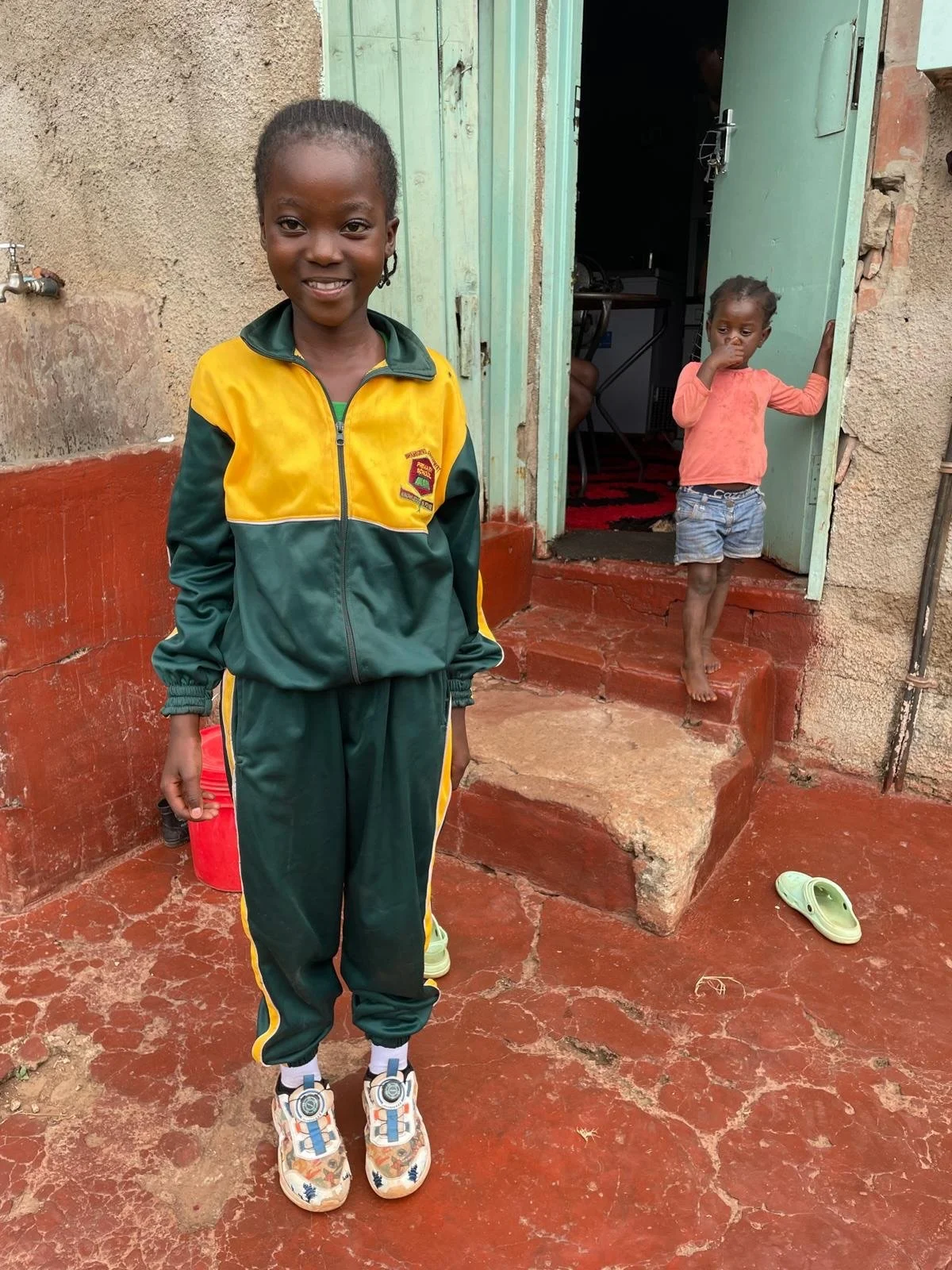 Hauskaa p&auml;&auml;si&auml;ist&auml; toivottavat n&auml;m&auml; hymynaamat Zimbabwesta! 🐣

Olisiko sinulla mahdollisuutta ryhty&auml; yhden onnellisen lapsen kummiksi? 69 kummitonta lasta yh&auml; odottavat apua koulunk&auml;ynnin kulujen kattamis