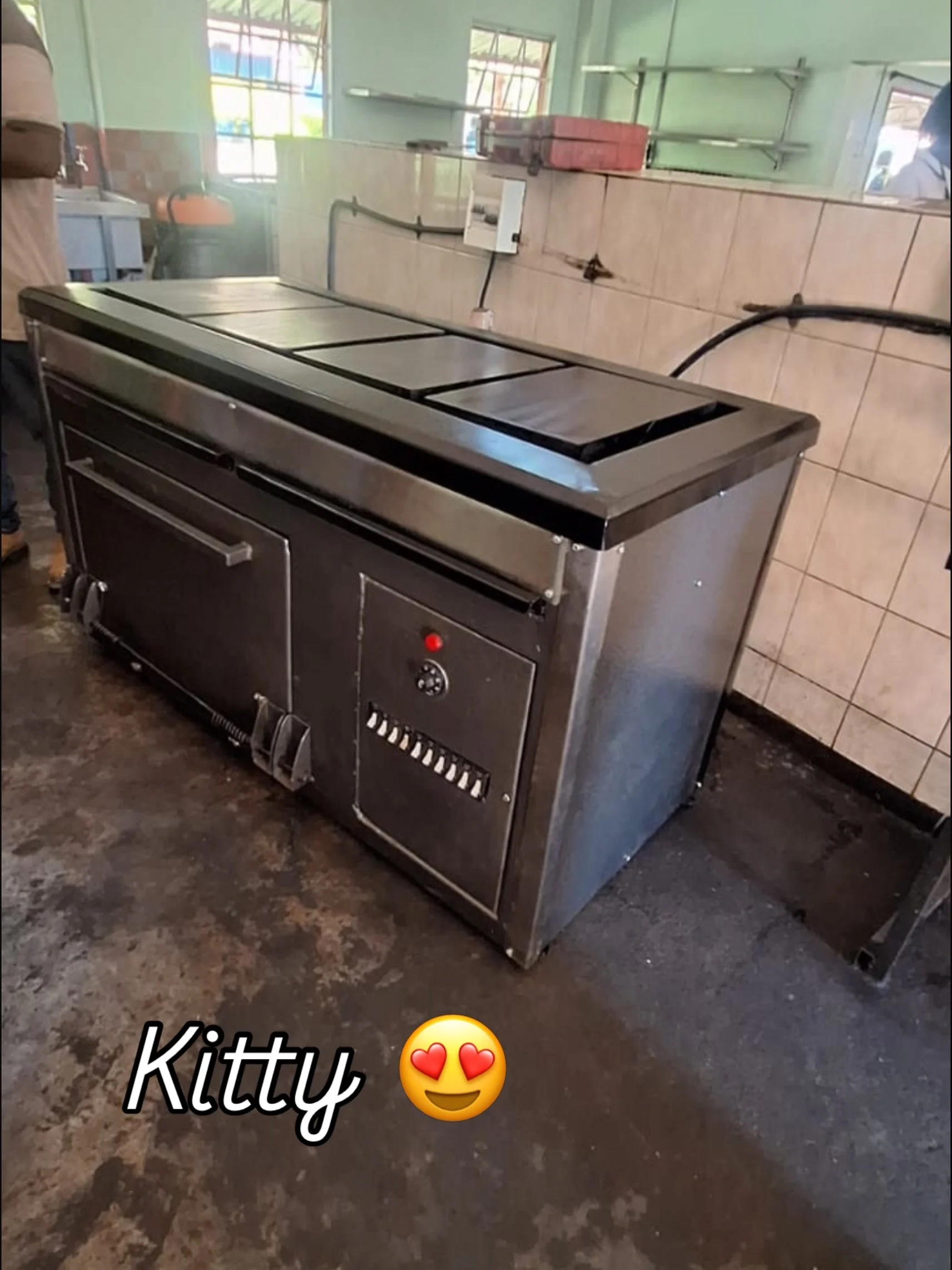 Toukokuun alussa Dzikwan toimintakeskuksen suurkeitti&ouml; sai uuden hellan, jonka nimeksi tuli Kitty lahjoittajan mukaan. 🌽😋🇿🇼 Kiitos!

Hella l&auml;mpi&auml;&auml; keskuksen omalla aurinkoenergialla 🌞 ja ruokkii satoja Dzivarasekwan k&ouml;yh