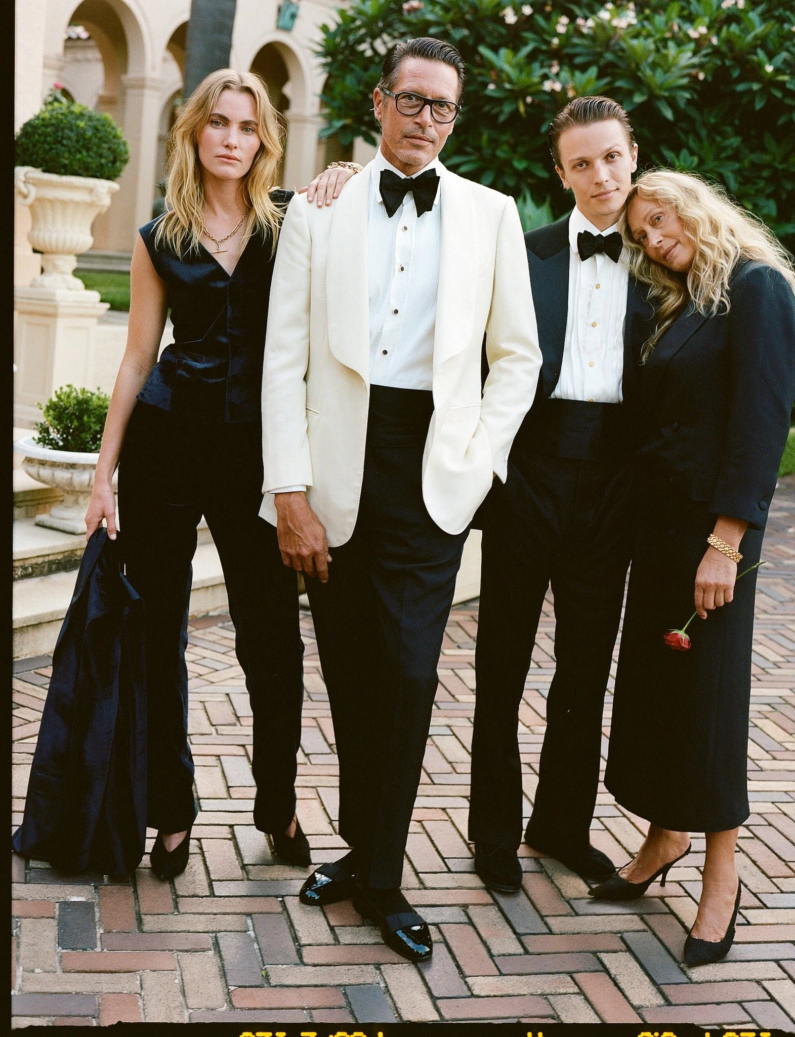 Khi dress code ghi black tie — nhưng địa điểm là bãi biển