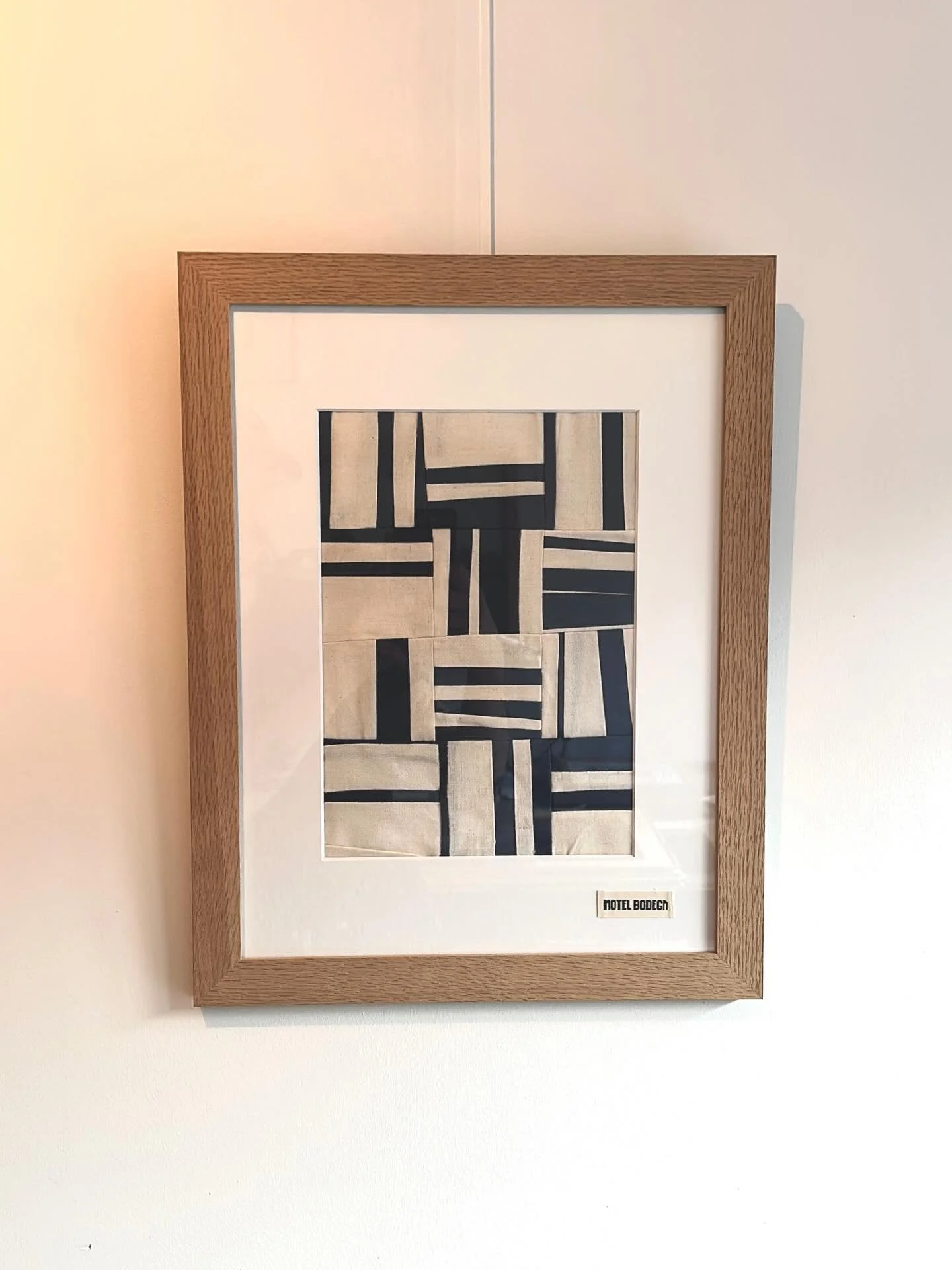 @Motelbodega werkt met textiel als een schilder zou werken met verf.

Deze mooie compositie van textiel hebben we mogen inlijsten, en hangt nu op een heel mooi plekje!  #fiberart #textileartist #motelbodega #kunst #contemporaryart #textielkunst #hede