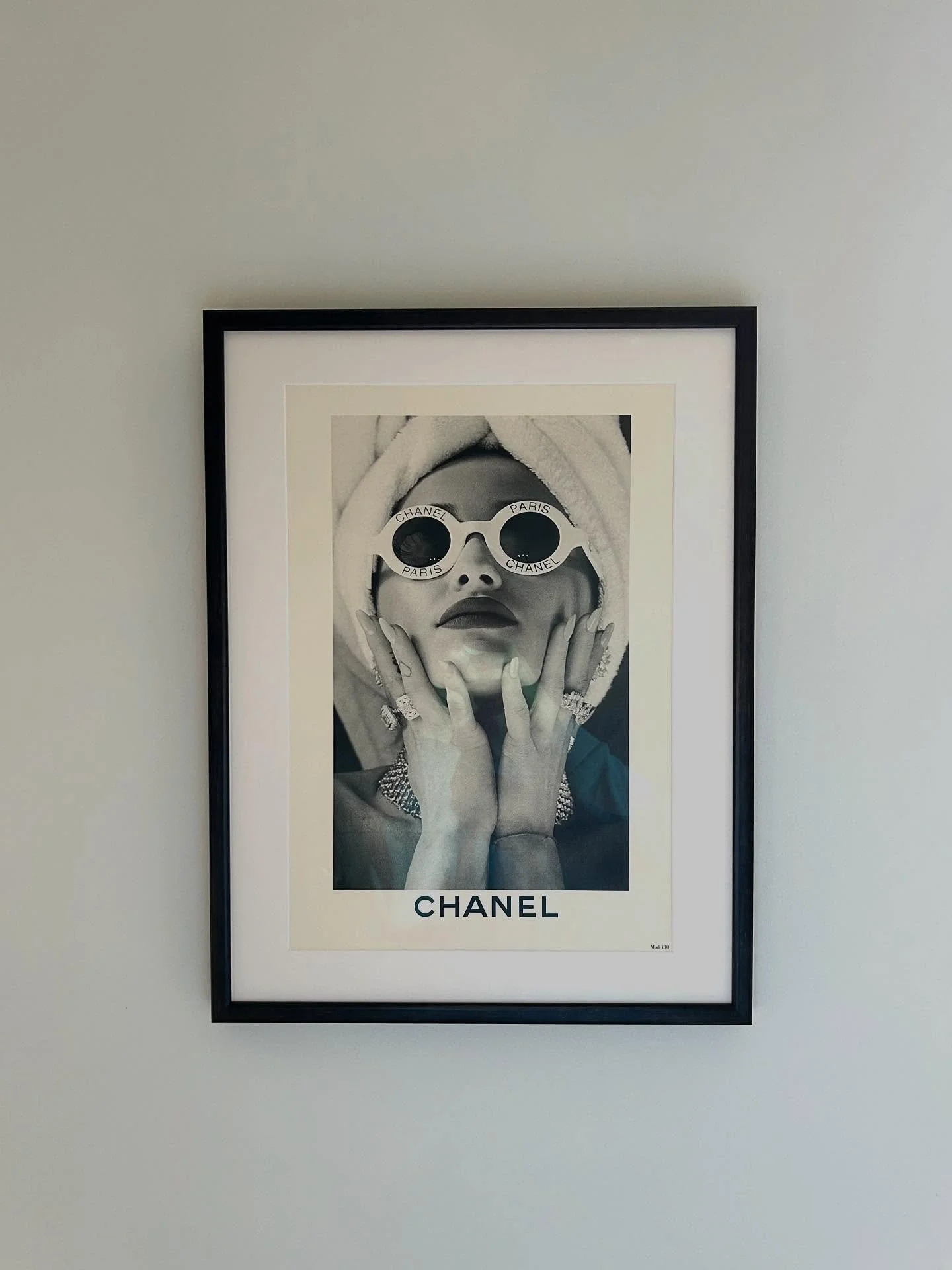 Strakke zwarte lijst met een ruime passe-partout: perfect om een iconische print tot zijn recht te laten komen.  #lijstenmakerij #chanel #kunst #kunstaandemuur #ingelijst #lijstenmakerijdelat #handwerk