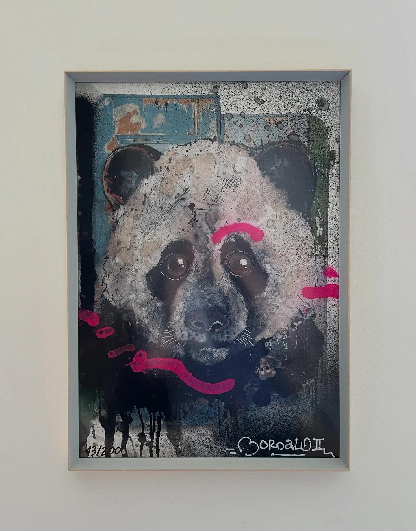 Dit werk van Artur Bordalo laat de kracht van gerecycled materiaal in kunst zien. Een portret dat ons confronteert met consumptie en natuurbehoud. Ingelijst door ons in een op maat gemaakte lijst.

Kunstwerk door @b0rdalo_ii

#BordaloII #UpcyclingArt