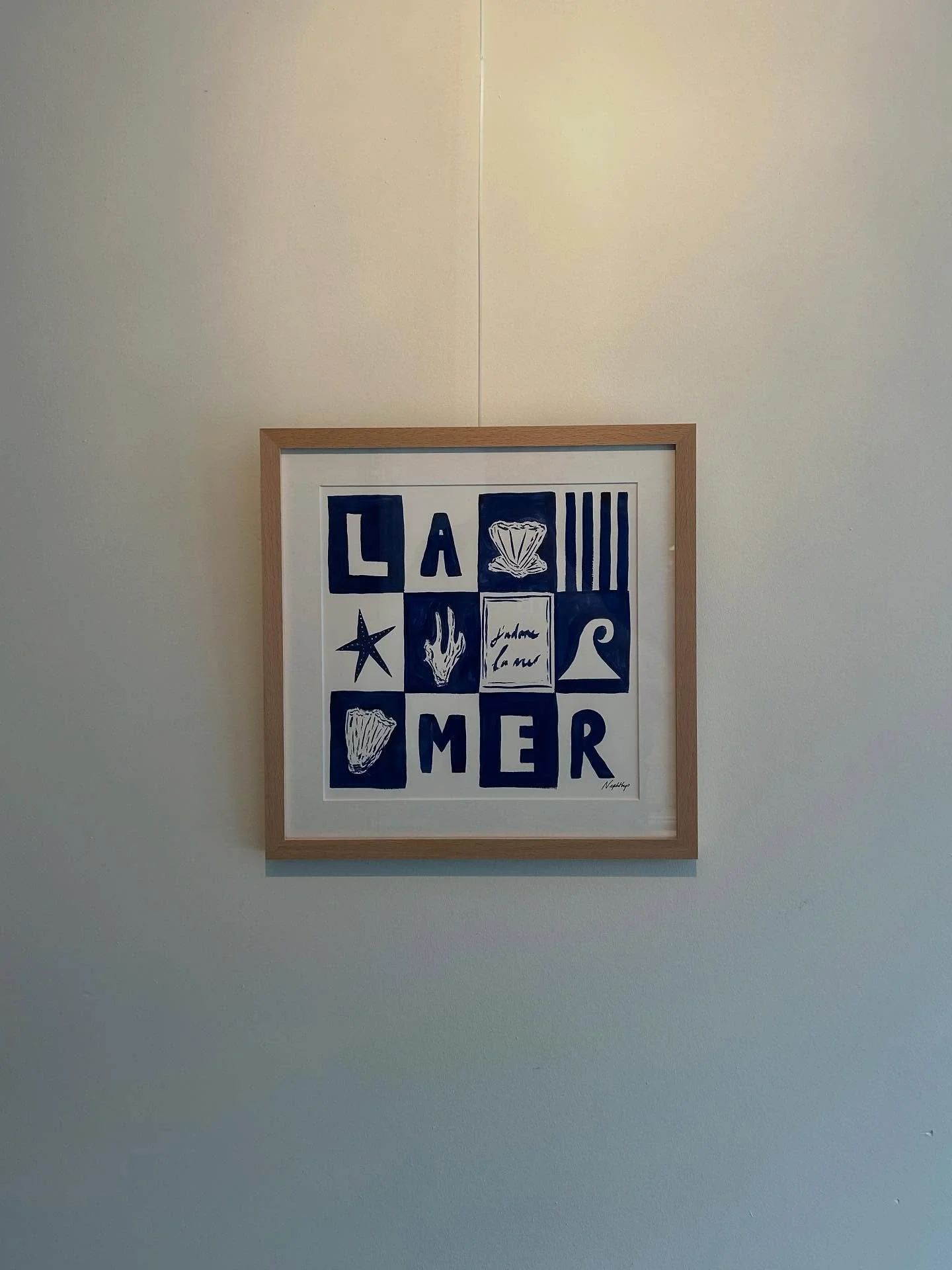 Deze vierkante lijst van onbewerkt hout, perfect passend bij de blauwe tinten van de print.

Wij maken lijsten op maat, afgestemd op kunstwerk en interieur.

#LaMer #SquarePatchwork #Lijstenmakerij #HandmadeFrame #FramedArt #WallArt #InteriorDesign #