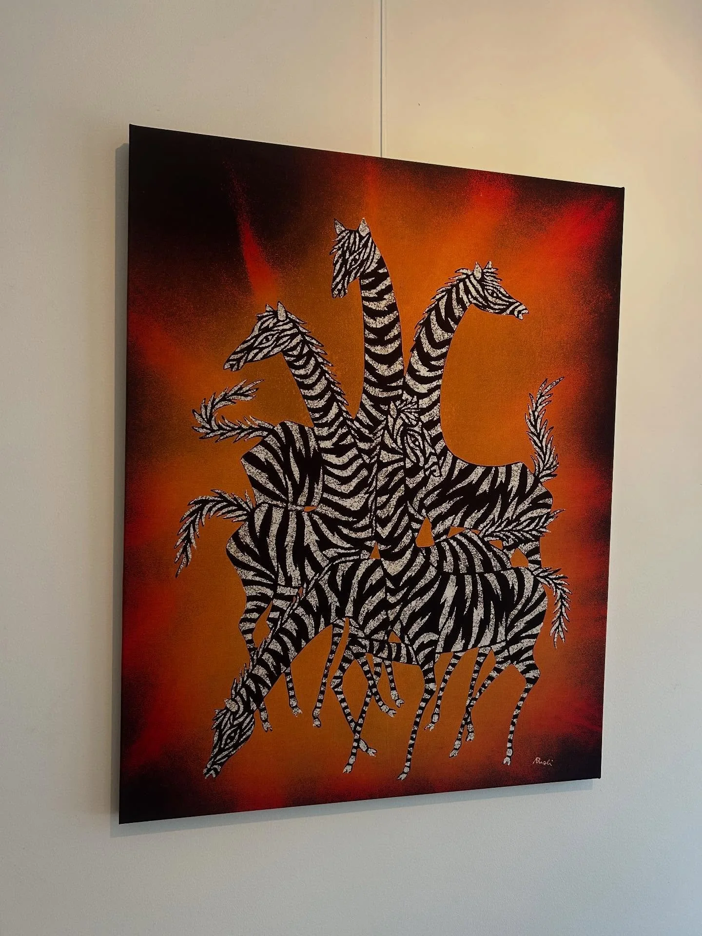 Deze prachtige batik hebben we mogen opspannen voor een koppel. We vinden het altijd inspirerend om te zien hoe mensen, bij het verhuizen naar een nieuwe plek, hun huis vullen met betekenisvolle kunst. Een nieuw begin, een nieuw thuis, en een kunstwe