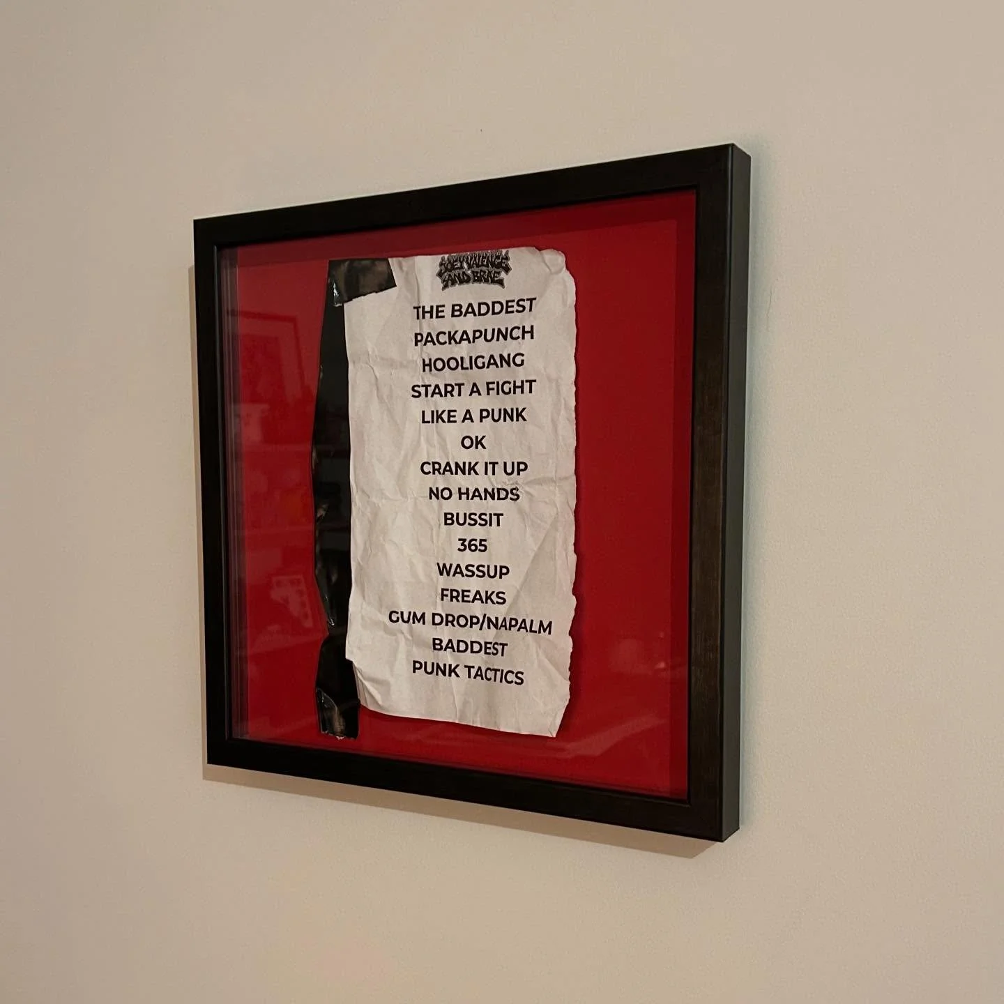 Sommige herinneringen wil je zo graag aan de muur dat je ze van een podium afpakt! Deze setlist is wel iconisch! @joeyvalence @heyybrae @jvbsucks 

Verdiept ingelijst met een prachtige rode passe-partout!

#lijstenmakerij #lijstenmakerijdelat #handwe