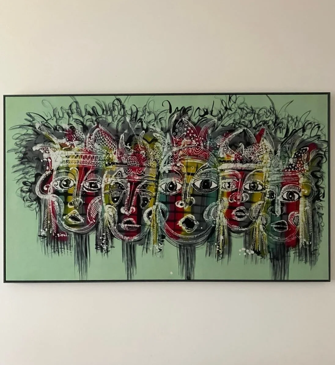 Deze prachtige batik, omlijst in een groene baklijst, vormt een krachtig en harmonieus geheel. De gelaagde gezichten, rijke patronen en diepe kleuren geven het werk een expressieve en tijdloze uitstraling.
Formaat: 140 &times; 80 cm

#batik #batikkun