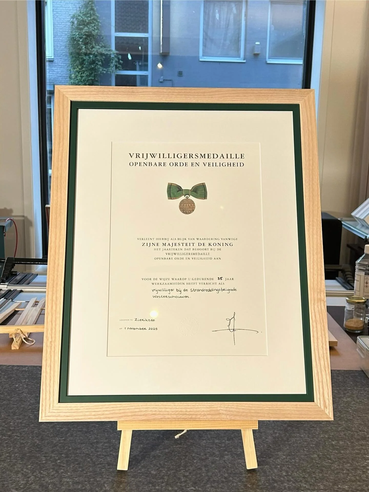 Twee oorkondes ingelijst met een groene inleg. We vinden het fantastisch als mensen zich zo inzetten voor andere, en dat mag beloond worden!

Bedankt voor het vertrouwen wat jullie in ons hadden.

PS. Dit zijn de eerste lijsten die we in onze nieuwe 