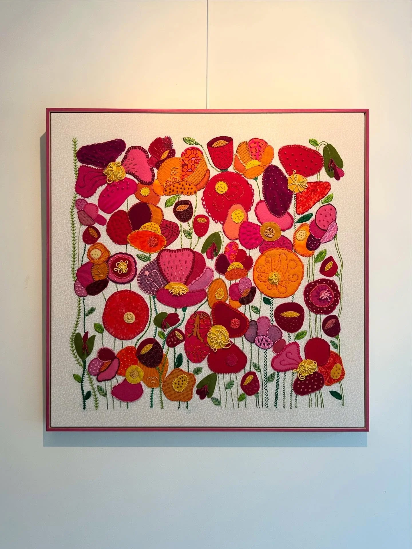 Deze handgemaakte patch / borduurwerk heeft een prachtige magenta baklijst. We spannen vaker textiel op spieramen, maar dit werk was wel erg uniek.

Er zit ontzettend veel detail in. We vonden het een hele leuke klus om te maken!

Afmeting:
70 &times