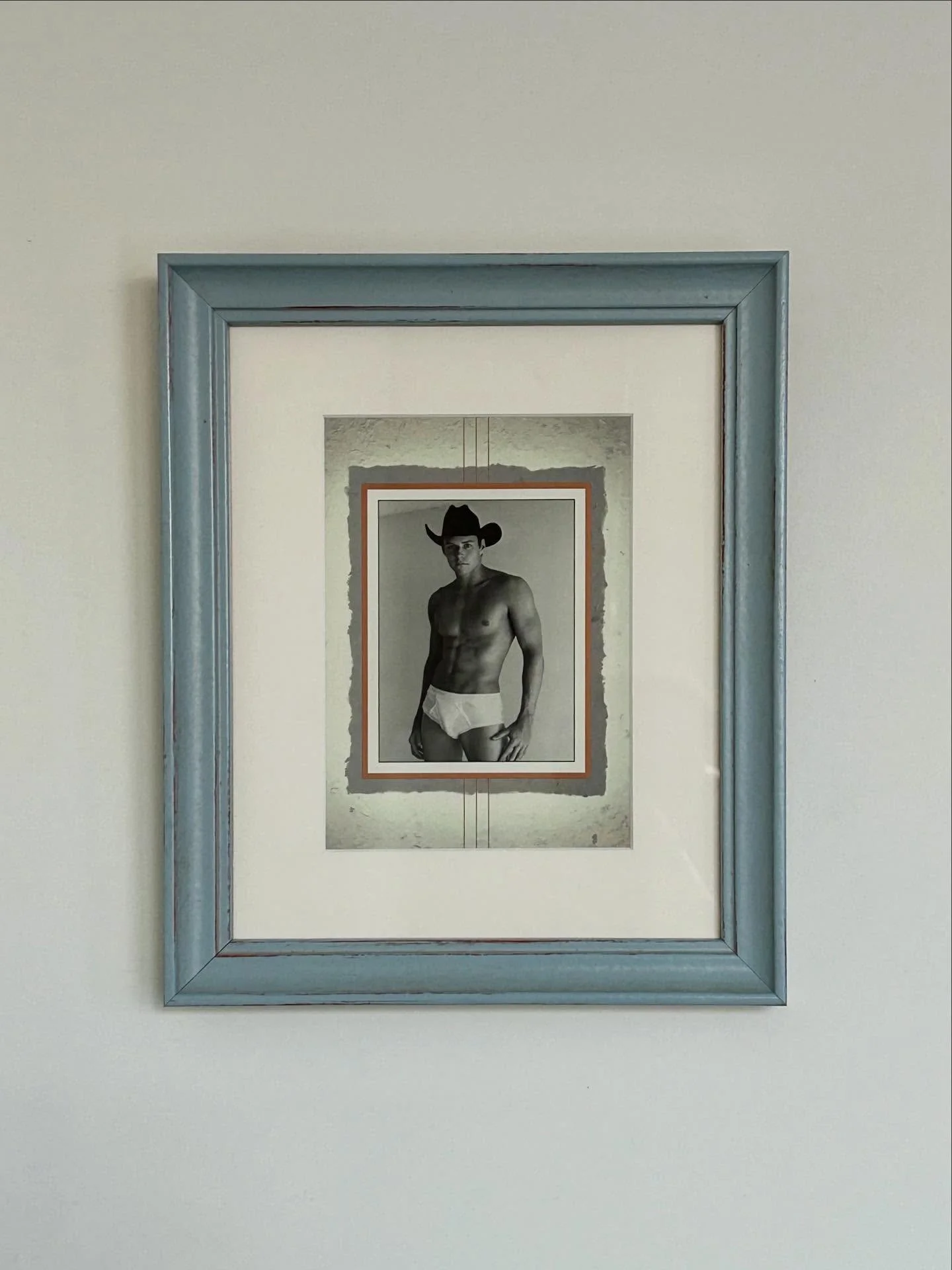 Handgemaakte houten lijst in vergrijsd blauw
Afmeting 20 &times; 25 cm
Gelaagde passe-partout met verfijnde kleuraccenten
Doorleefde afwerking die het beeld versterkt zonder te overheersen 

#lijstenmakerij #handgemaaktelijst #fotolijst #kunstlijst #