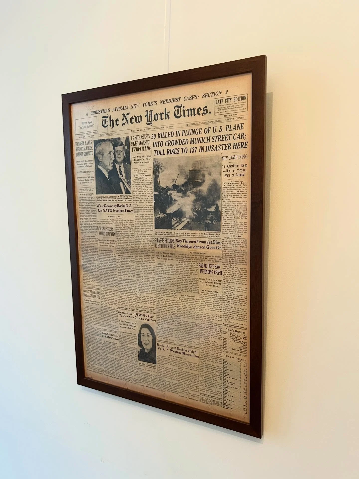 Deze 65 jaar oude @nytimes heeft een prachtige lijst gekregen. Deze zondagskrant was een cadeau, en nu is hij helemaal af! 

#lijstenmakerij #lijstenmakerijdelat #newyorktimes #ingelijst #handwerk #kunstaandemuur #krant #vintage #lijsten