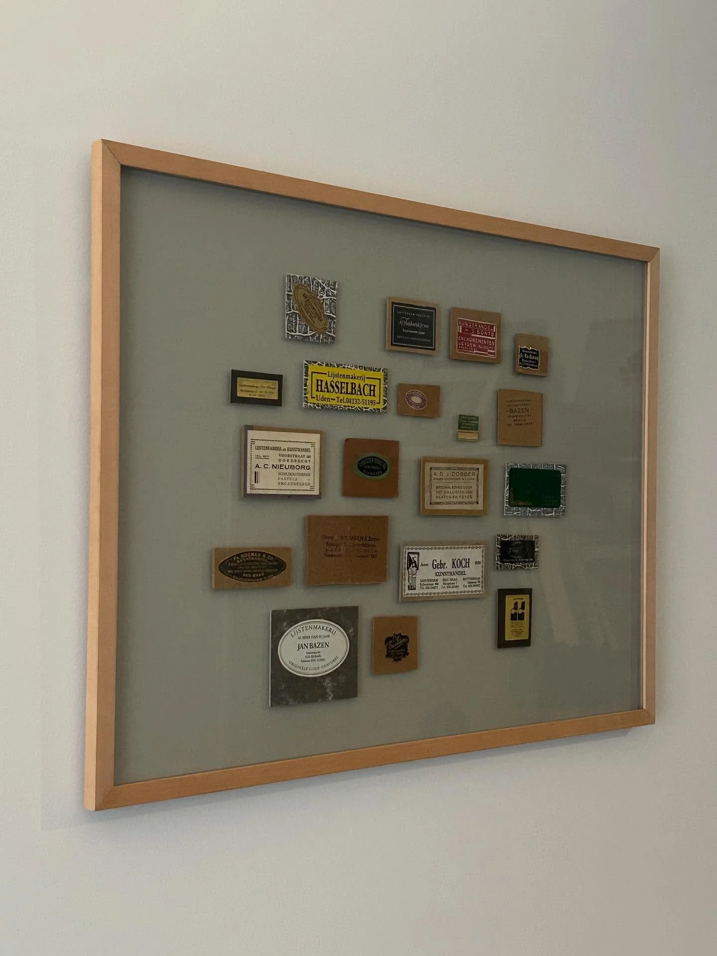 Nog een foto van deze prachtige verdiepte inlijsting. De stickers van andere lijstenmakers prikkelt ons enorm om nog harder te gaan werken! Er komen hele mooie lijsten aan!

#lijstenmakerij #lijstenmaker #ingelijst #framed #kunst #art #gallerywall #p