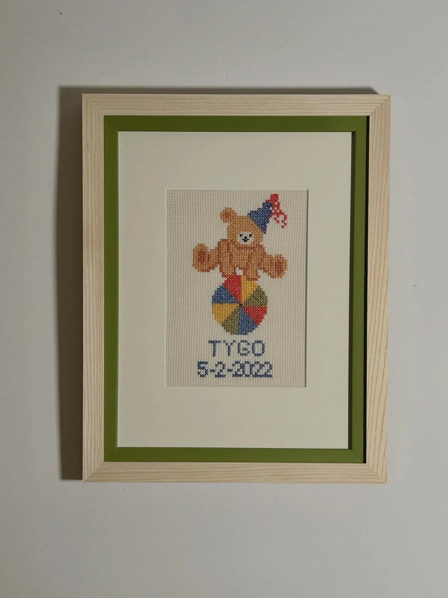 Deze vrolijke borduurwerken hebben een prachtige lijst met inleg! 

#lijstenmakerij #ingelijst #borduurwerk #handwerk #lijstenmakerijdelat