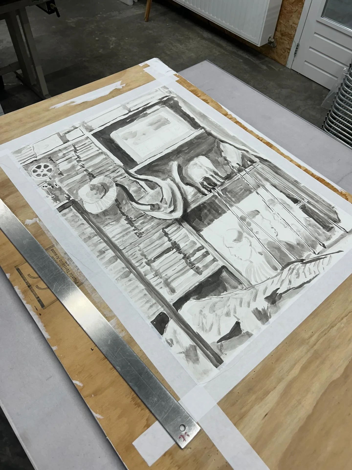 We hebben dit werk aan de achterzijde zorgvuldig schoongemaakt om te voorkomen dat vervuiling naar de voorkant trekt.
Daarna volledig nat gemaakt en opnieuw opgespannen.
Het resultaat is een strak en vlak werk, klaar voor verdere conservering en pres