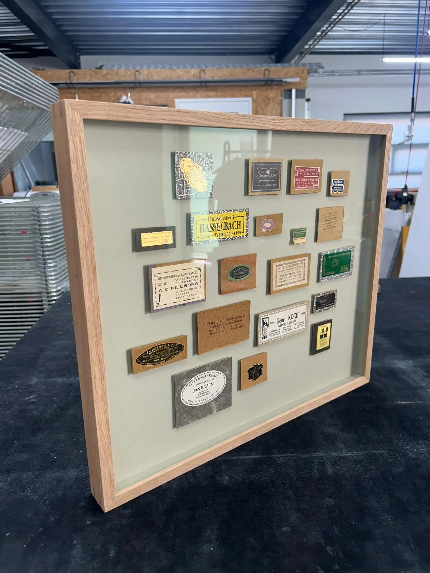 Nieuwe labels erbij, dus maakte wij een nieuwe lijst!
Deze eikenhouten lijst met notenhout in de hoeken past er perfect bij!

#lijstenmakerij #kunstaandemuur #lijstenmakerijdelat #passepartout #werkplaats