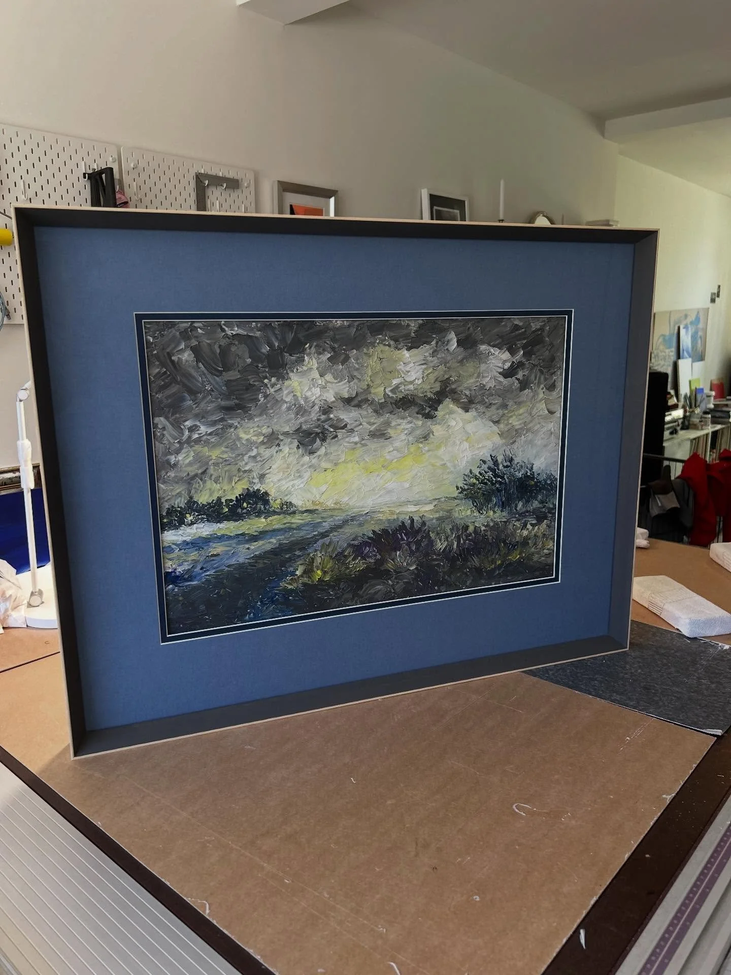 In dit werk zit erg veel structuur. Daarom hebben de passe-partout net laten zweven boven het werk. Ook zie je in dit werk het voordeel van @artglass_by_groglass. Dit glas heeft een anti reflectie  coating waardoor je het glas bijna niet ziet! We zij