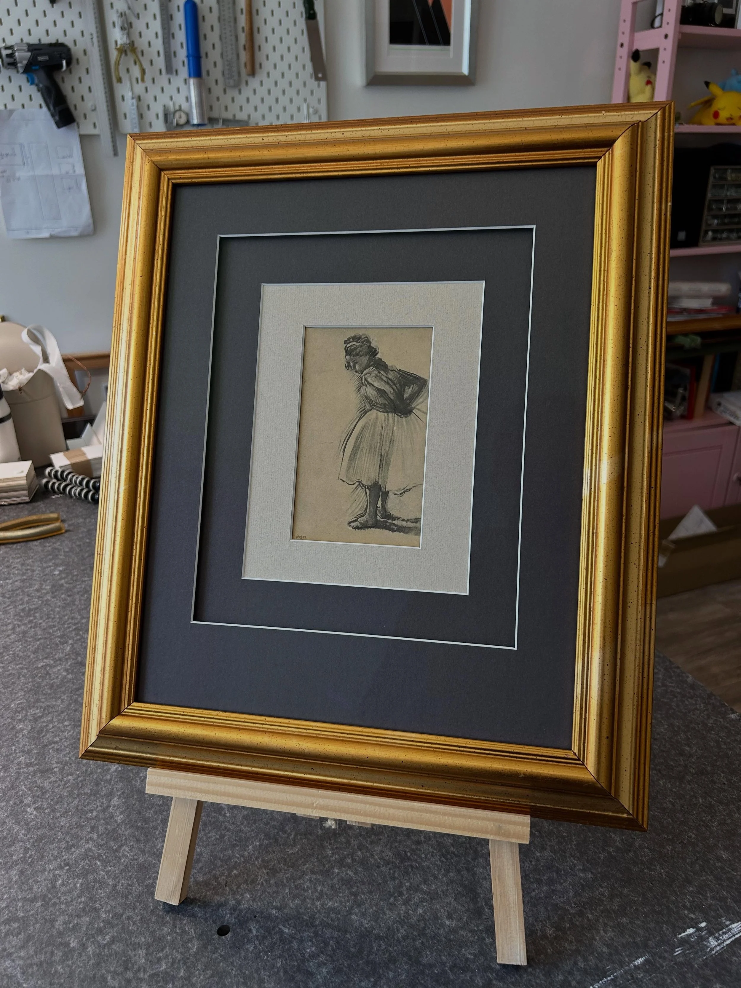 Prent in een nieuw jasje, en wat is het een mooie &ldquo;jas&rdquo;. Deze vergulde lijst heeft een aantal passe-partouts met verschillende verdiepingen. 

#lijstenmakerijdelat #guilding #passepartout #lijsten #frames