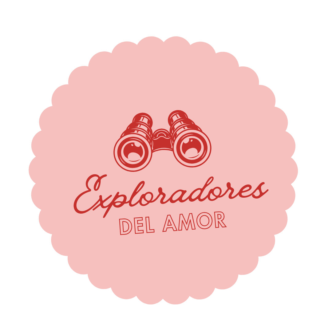 Logotipo con binoculares y la frase "Exploradores del amor" en letras cursivas y mayúsculas, sobre un fondo rosa con borde en forma de nube.