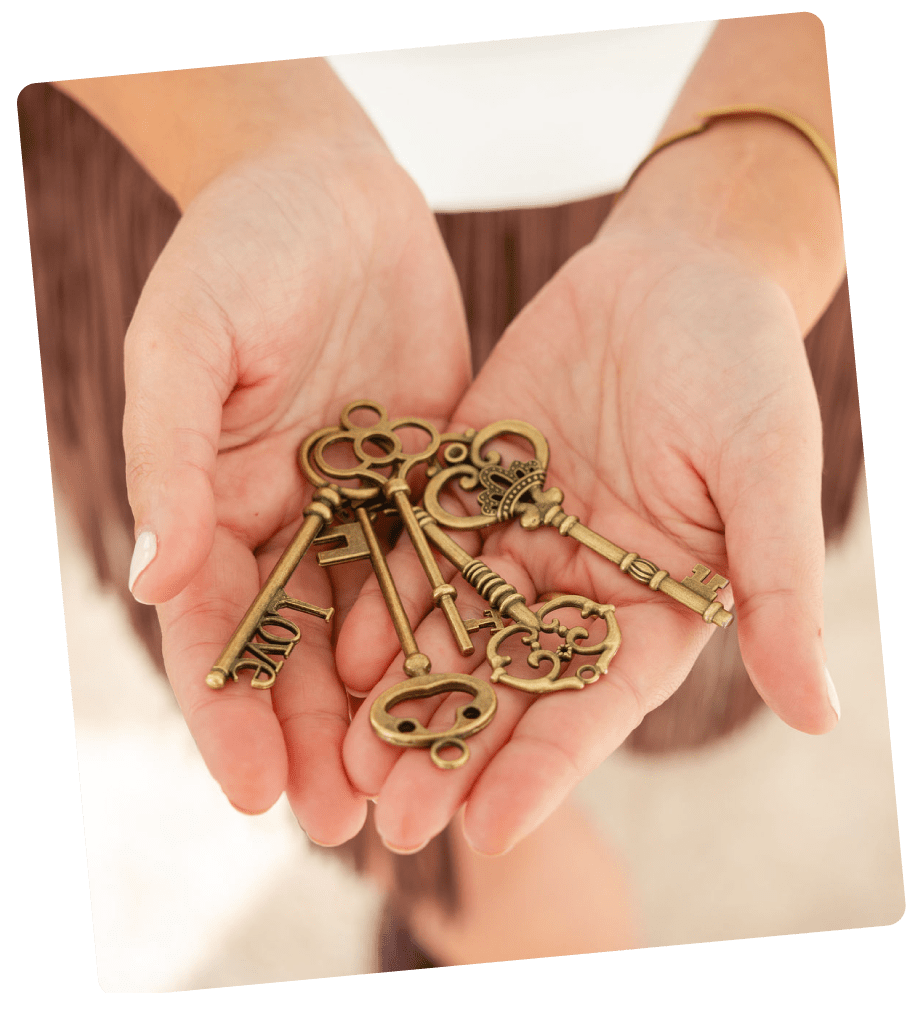 Manos sosteniendo varias llaves antiguas, representando el poder interior de desbloquear tu historia, emociones y propósito.