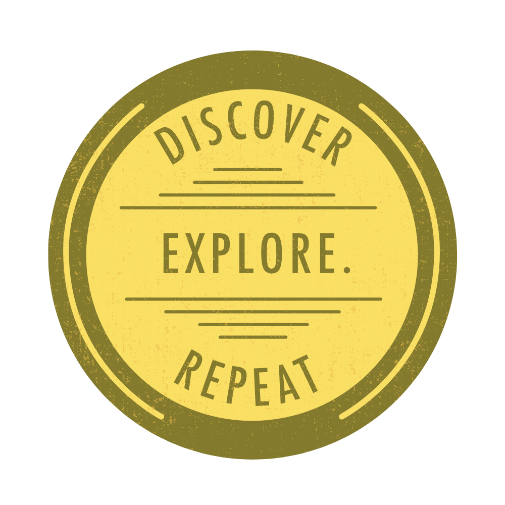 Insignia circular con fondo amarillo y borde oscuro, con la frase 'Discover, Explore, Repeat' en inglés, en un estilo vintage y decorativo.
