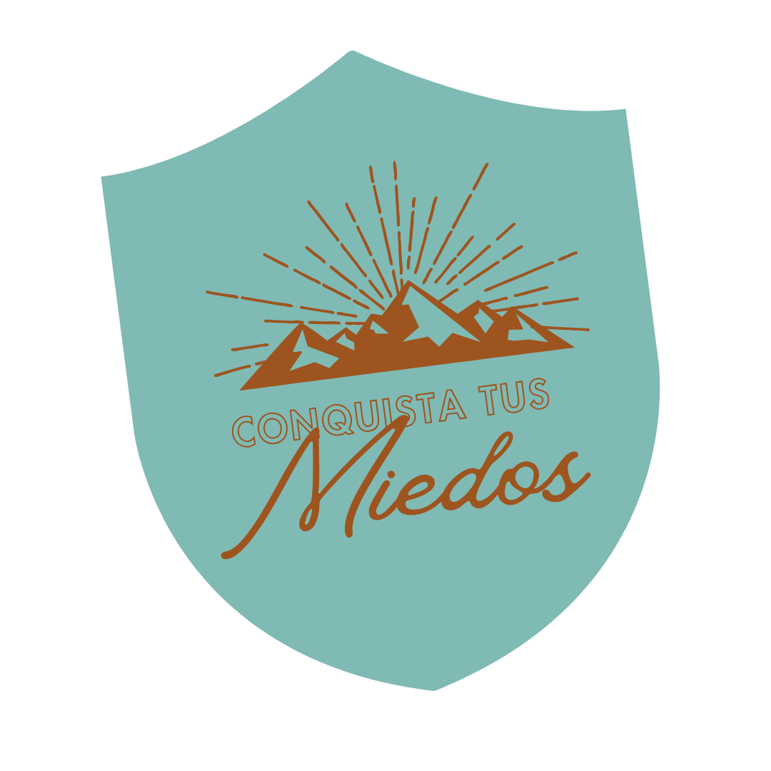 Escudo con montañas y sol naciente y texto que dice "Conquista tus Miedos"