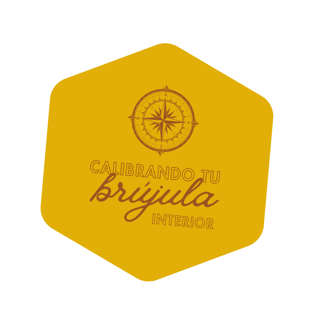 Etiqueta amarilla con una brújula en la parte superior y el texto 'Calibrando tu brújula interior' en diferentes estilos de letra.