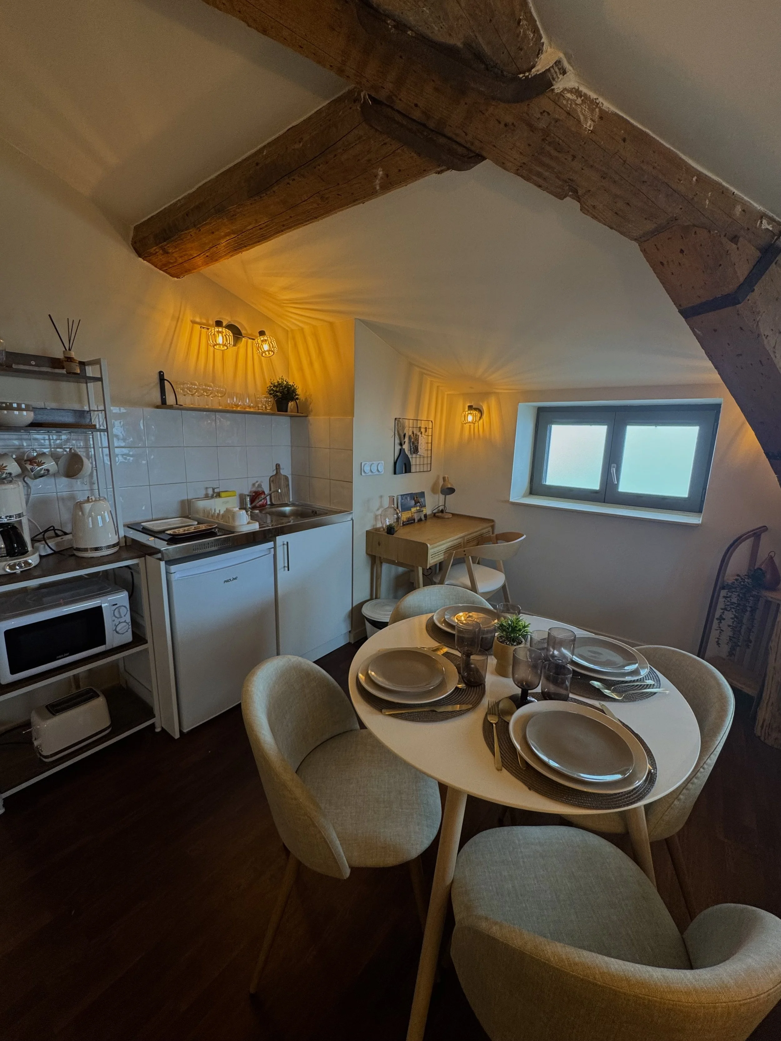 Sur les hauteurs de Lyon 5, la Suite Terracotta et la suite Cocon offre un salon chaleureux, un espace bureau avec vue, une chambre avec Smart TV et une salle d’eau.