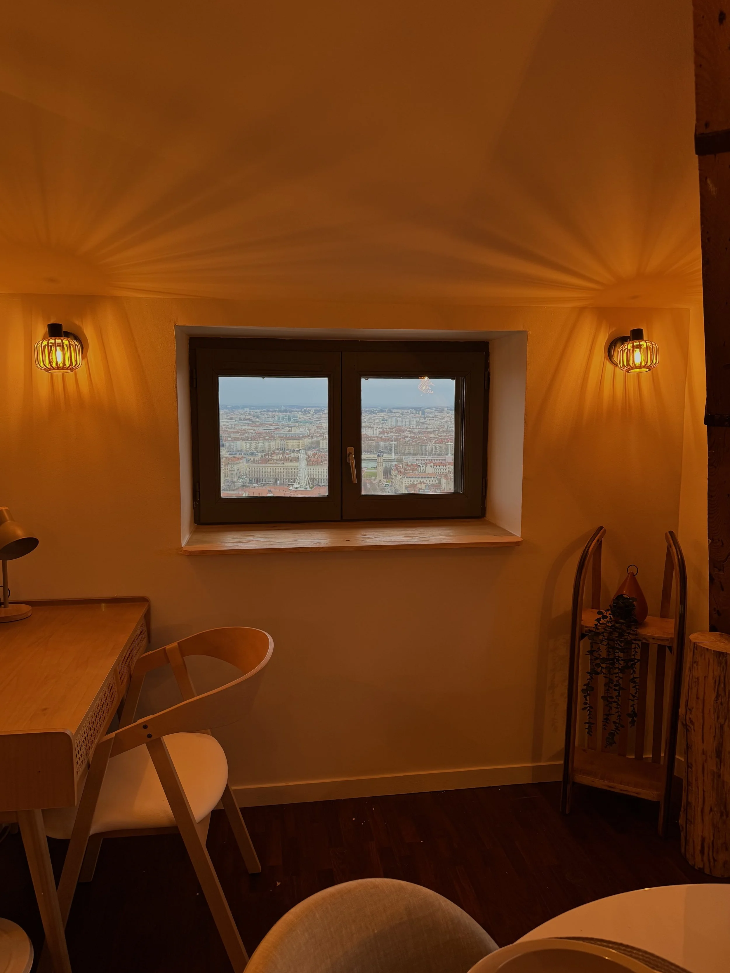 Espace bureau lumineux avec vue panoramique sur Lyon : idéal pour télétravailler dans un cadre calme et inspirant au cœur du quartier historique.