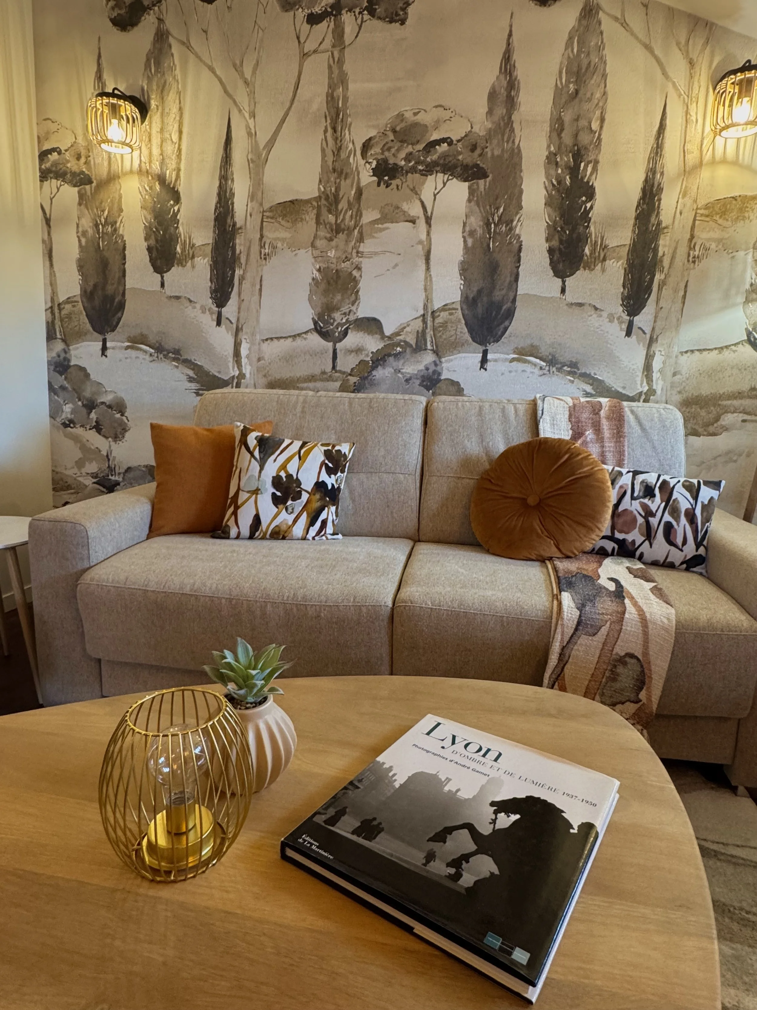 Détails chaleureux de la Suite Cocon à Lyon 5 : touches végétales et décoration soignée pour un séjour cosy à deux pas de Fourvière.