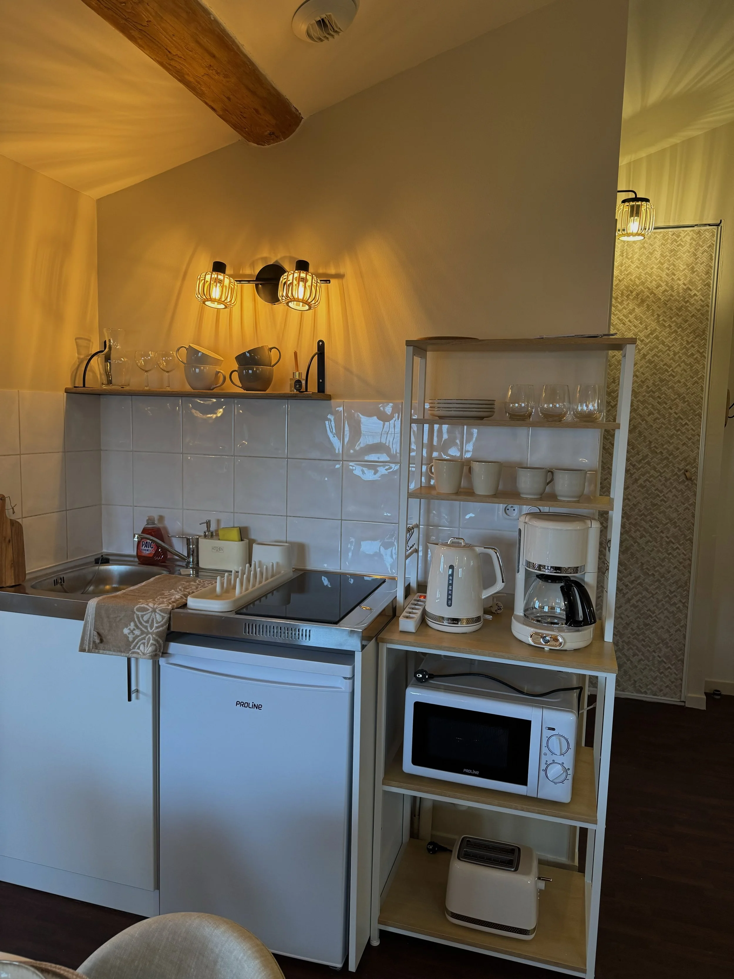 Coin repas et cuisine équipée de la Suite Cocon à Lyon 5 : autonomie, confort et vue sur la ville pour vos séjours touristiques ou professionnels.