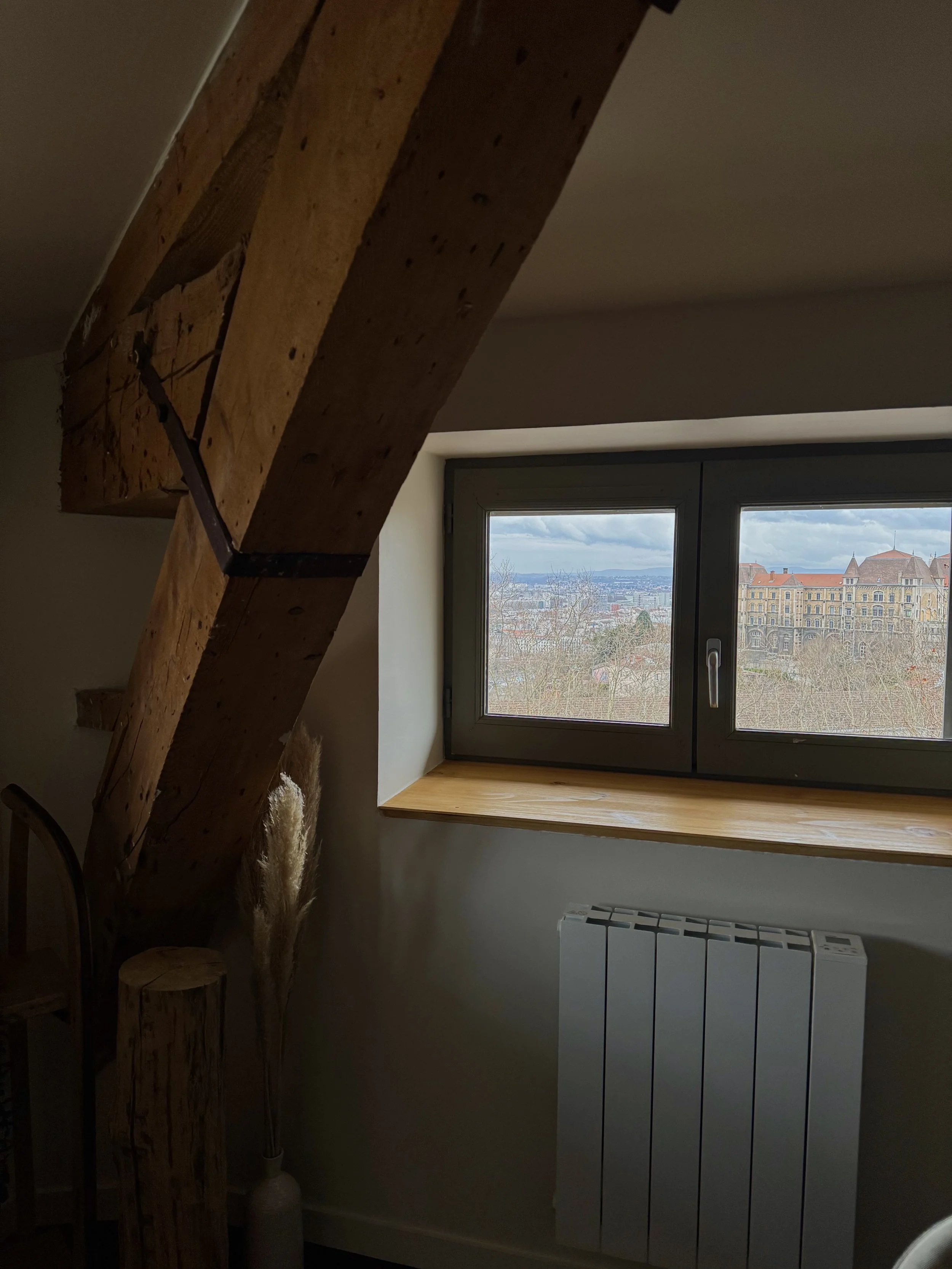 Depuis la Suite Cocon, admirez Lyon à vos pieds : un cocon lumineux idéalement situé à proximité du théâtre gallo-romain et du musée Lugdunum.