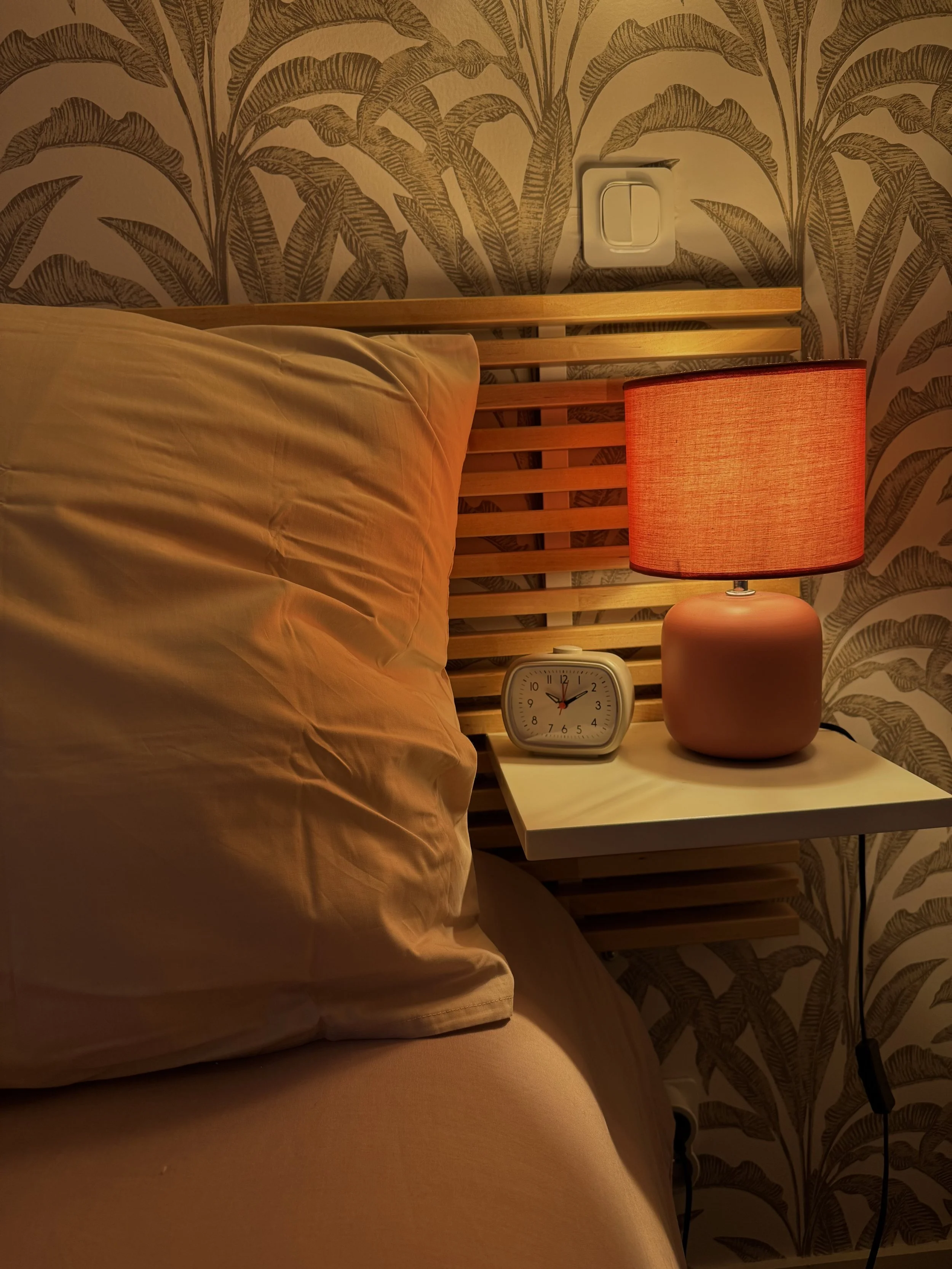 Chambre de la Suite Terracotta à Lyon 5 : teintes naturelles, poutres apparentes et literie haut de gamme pour un séjour apaisant au cœur du centre historique.