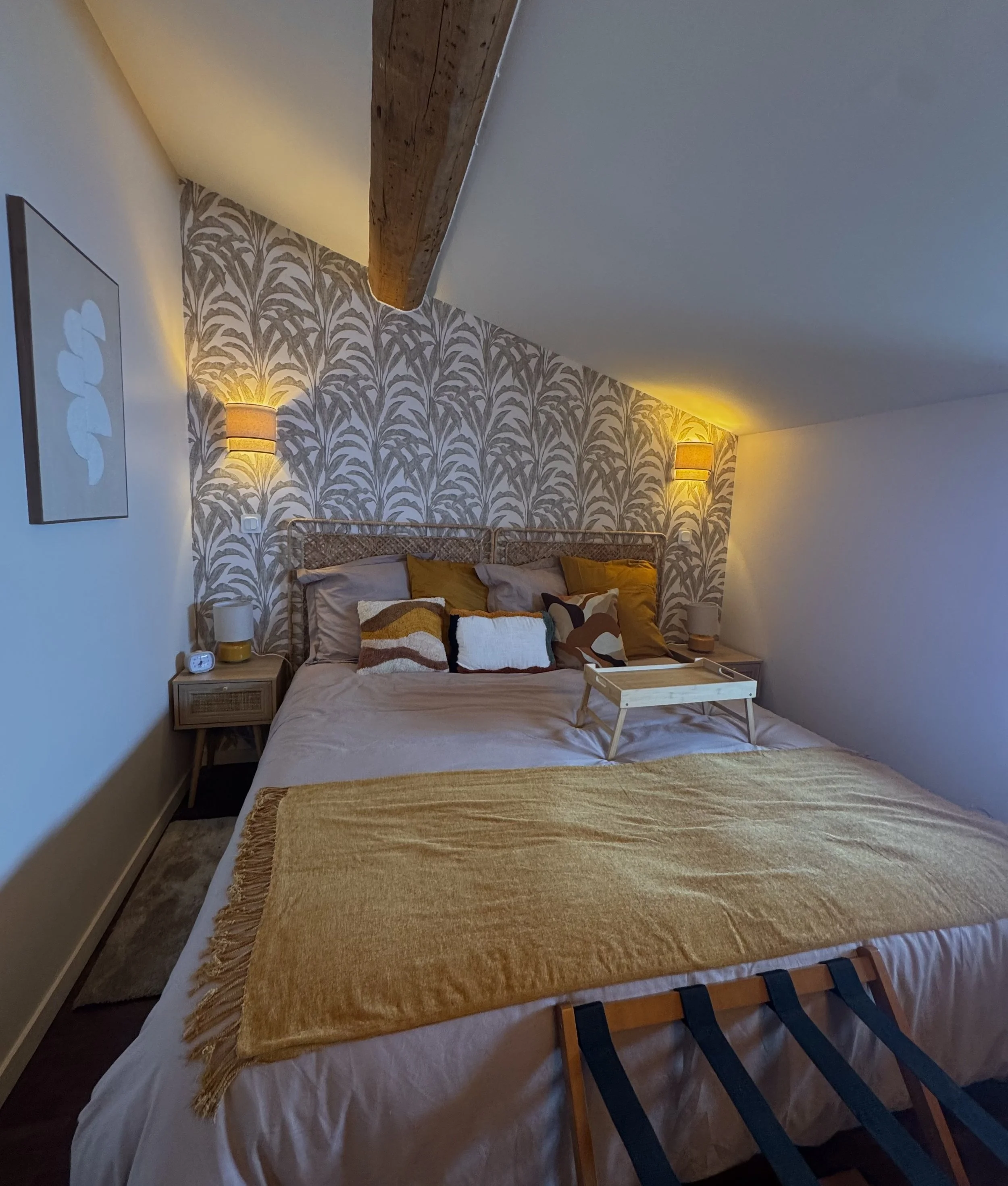 Chambre à coucher avec vue imprenable sur Lyon depuis nos suites : un appartement plein de charme niché à Fourvière, parfait pour découvrir la ville en toute sérénité.