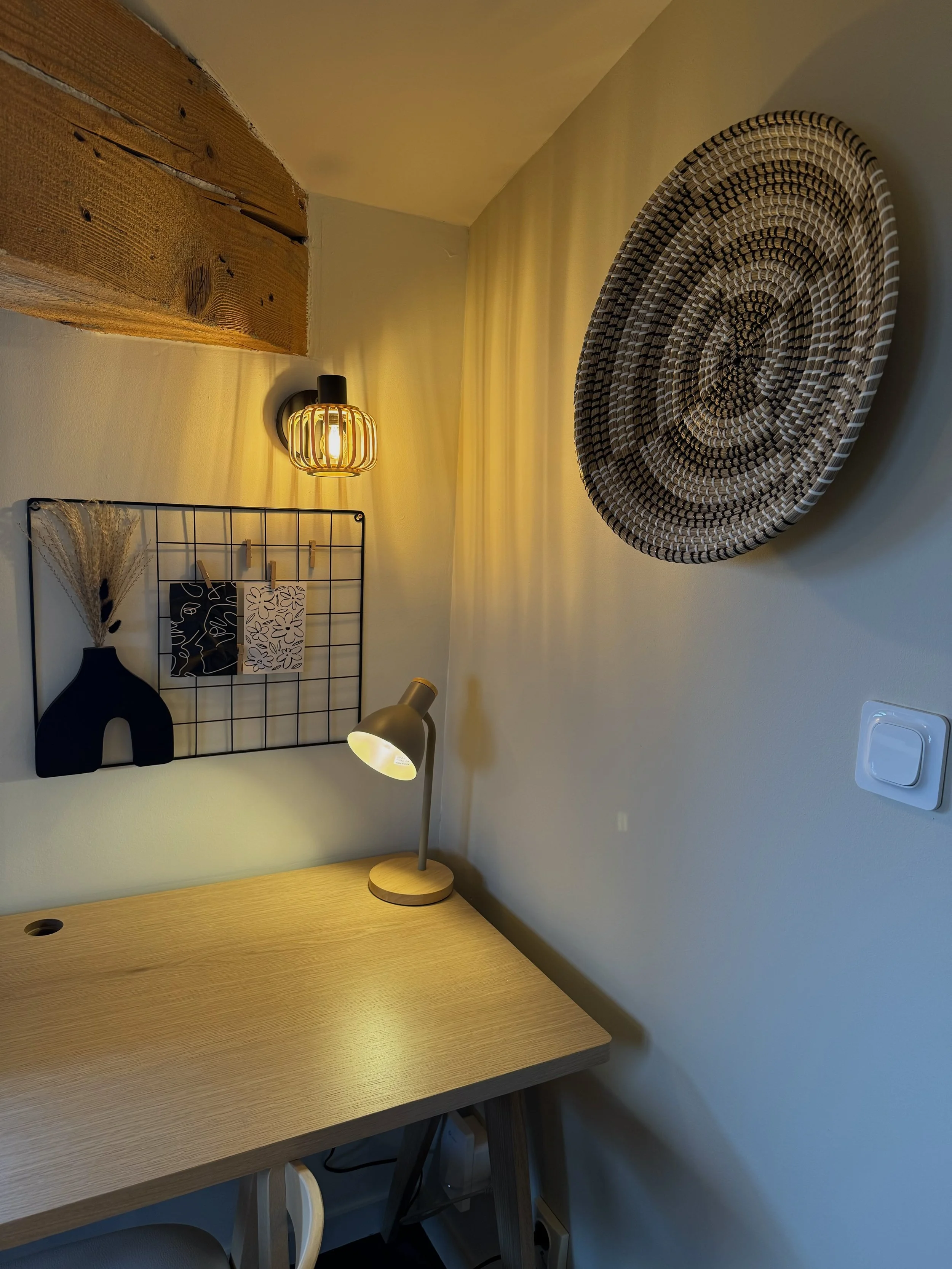 Coin bureau lumineux dans les Suites Cocon & Terracotta à Lyon 5 : un espace calme et inspirant pour télétravailler avec vue sur la ville.