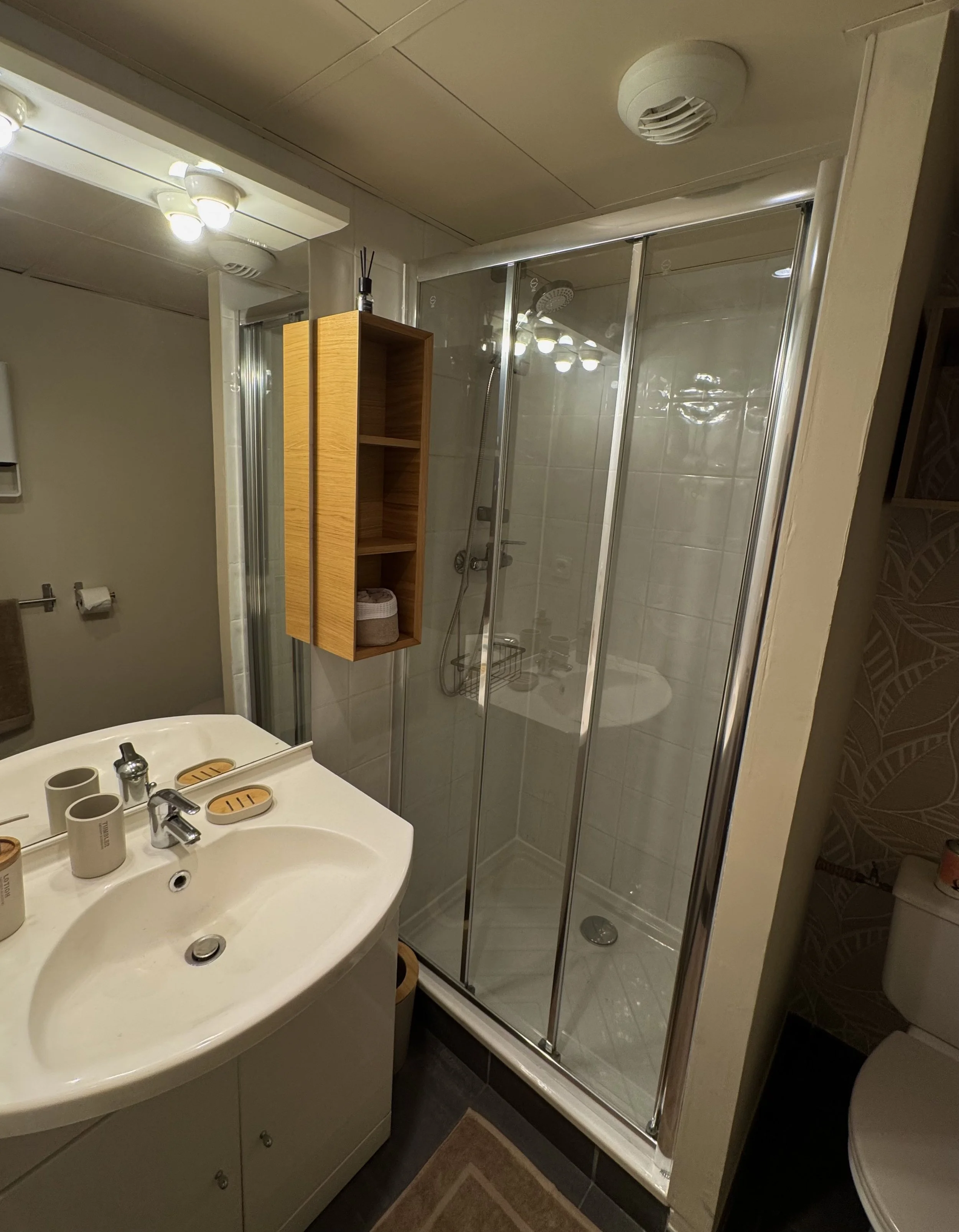 Suite Terracotta à Lyon 5 : salle d’eau design équipée d’une douche spacieuse, de rangements et de tout le confort nécessaire pour vos séjours à Lyon 5.