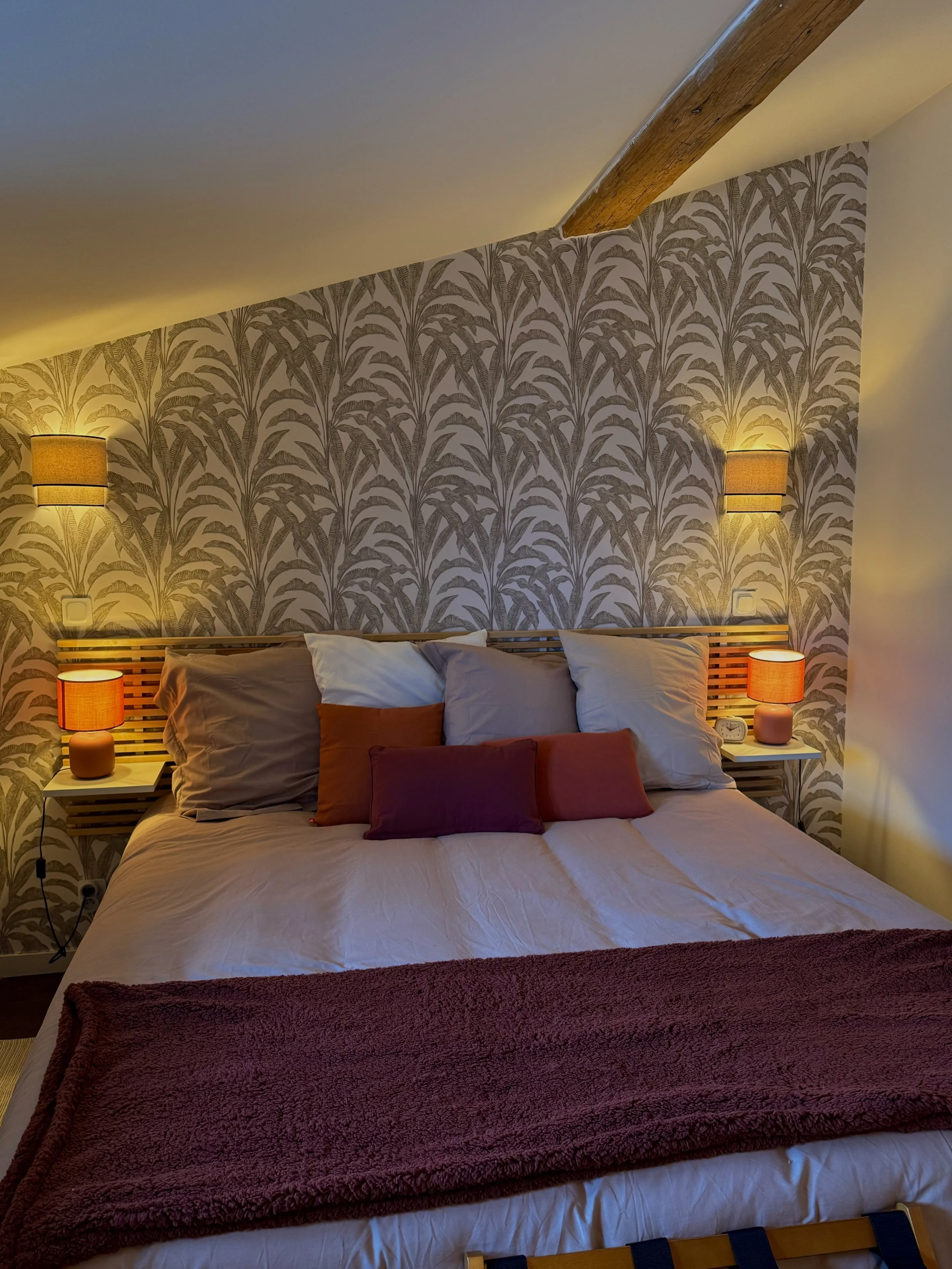 Dans la Suite Cocon, profitez d’une chambre chaleureuse à l’esprit bohème et d’un calme absolu à deux pas du centre historique de Lyon.