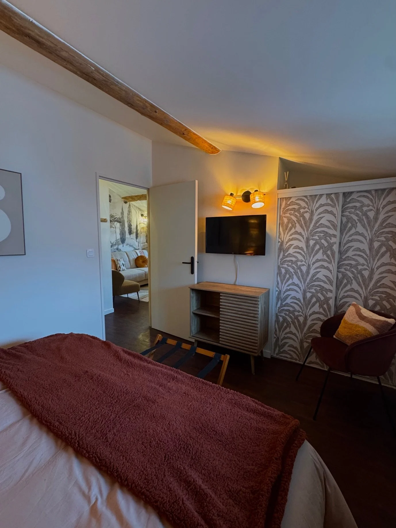 Chambre avec lit qualité 5*, détendez-vous dans la Suite Terracotta : Smart TV pour profiter de vos programmes en toute autonomie.