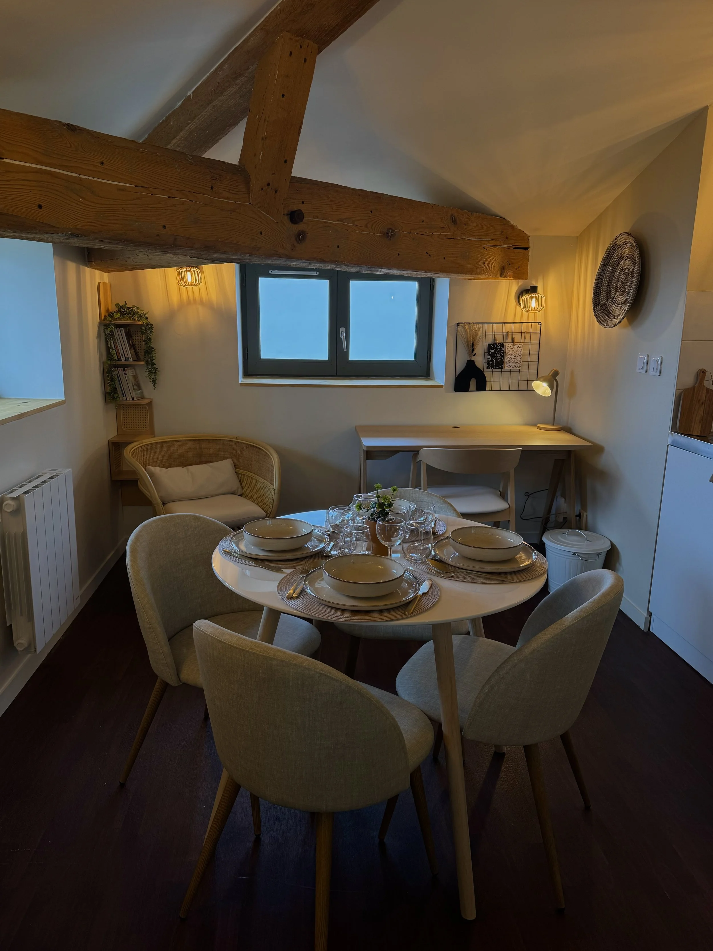 Dans nos deux suites Terracota et Cocon, profitez d’une cuisine fonctionnelle et d’un coin repas convivial avec tout le confort pour vos séjours à Lyon.